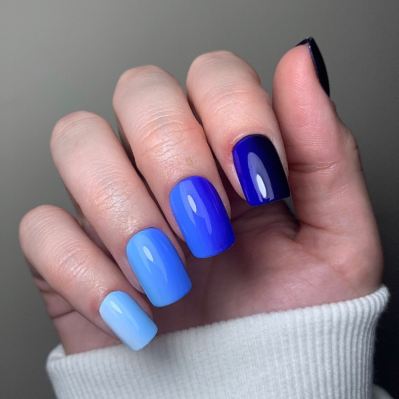 Short square and done in these shades of blue, ombré nails such as these will look amazing on girls who love pretty funky blue creations.