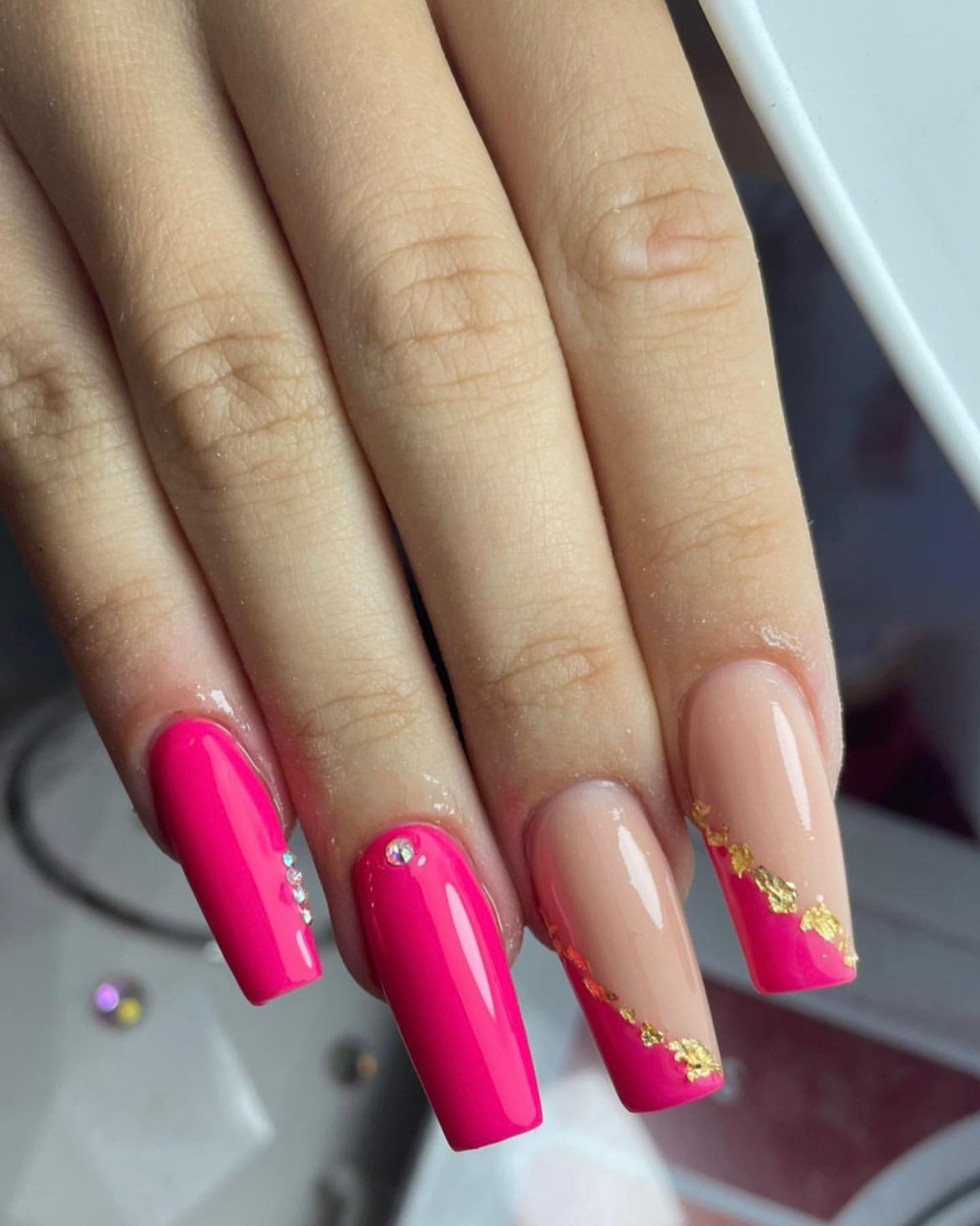 Gold and pink can look so heavenly when paired the right way. Want to try out this classy color combo?