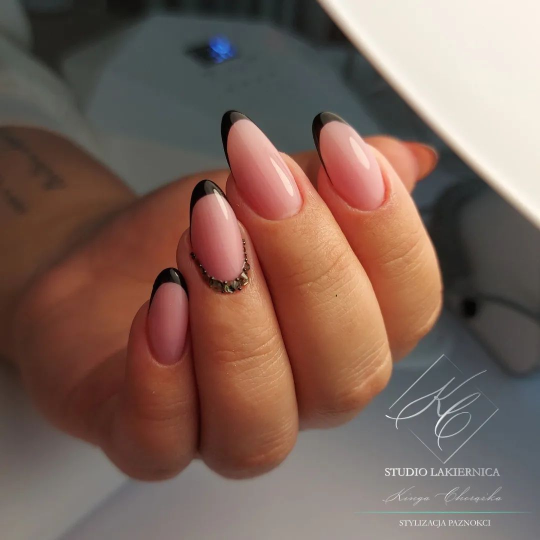 Cool oval black French manicure that is elegant and seamless. If you prefer oval nails and a cute manicure that you can rock at meetings, this is it!