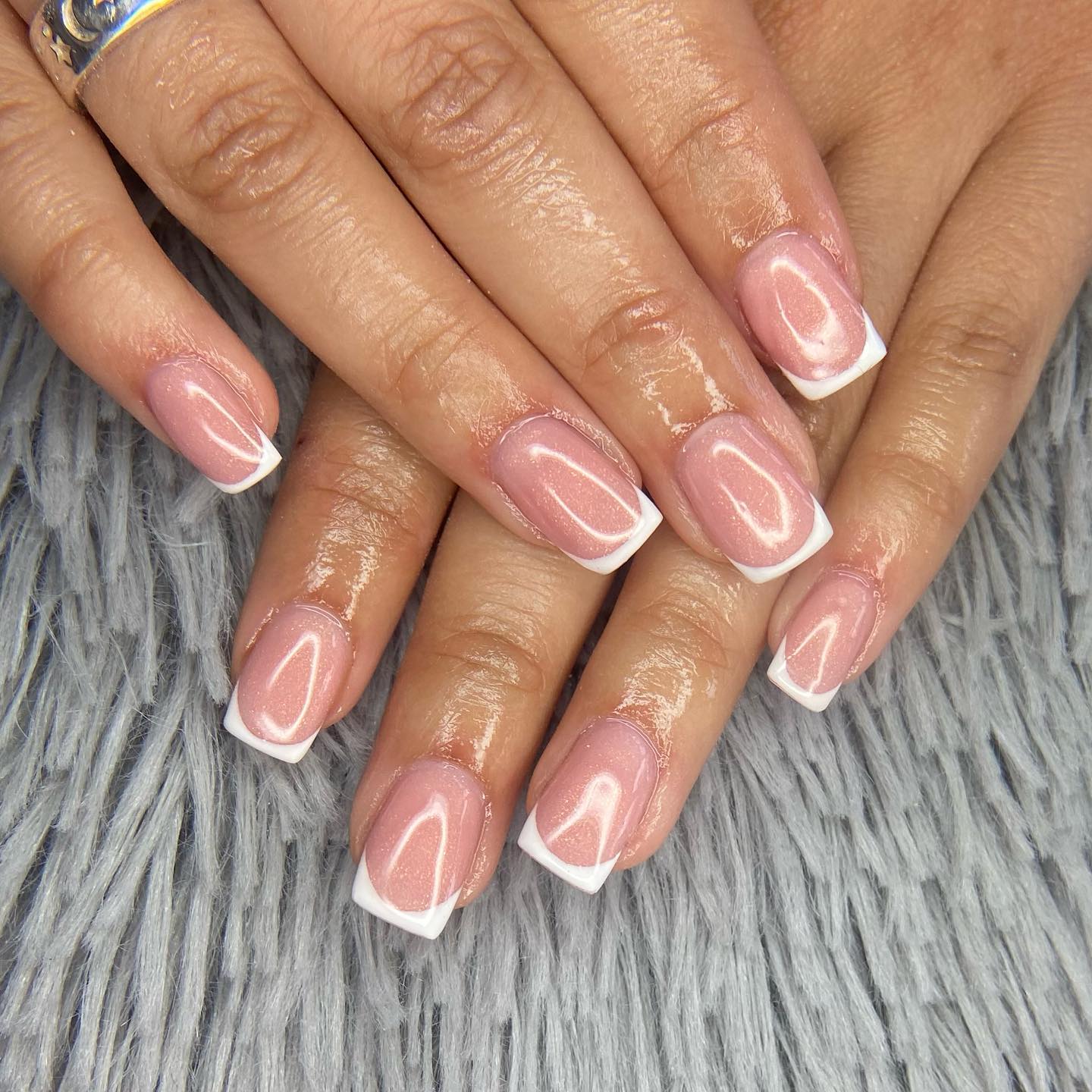 Some women like to shine and glow! Are you one of them? If so, this square girly and shiny mani is the one for you.