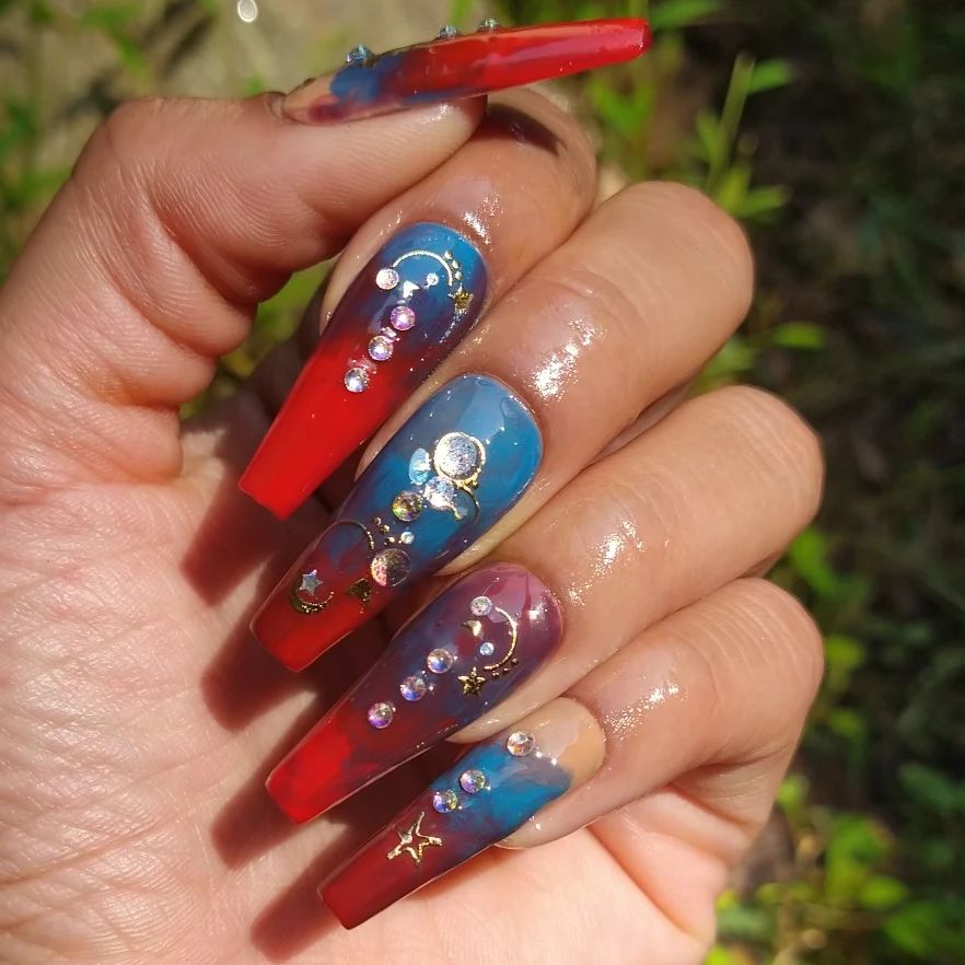 Shiny little stones look amazing, right? You can use stone nail stickers to shine, too.