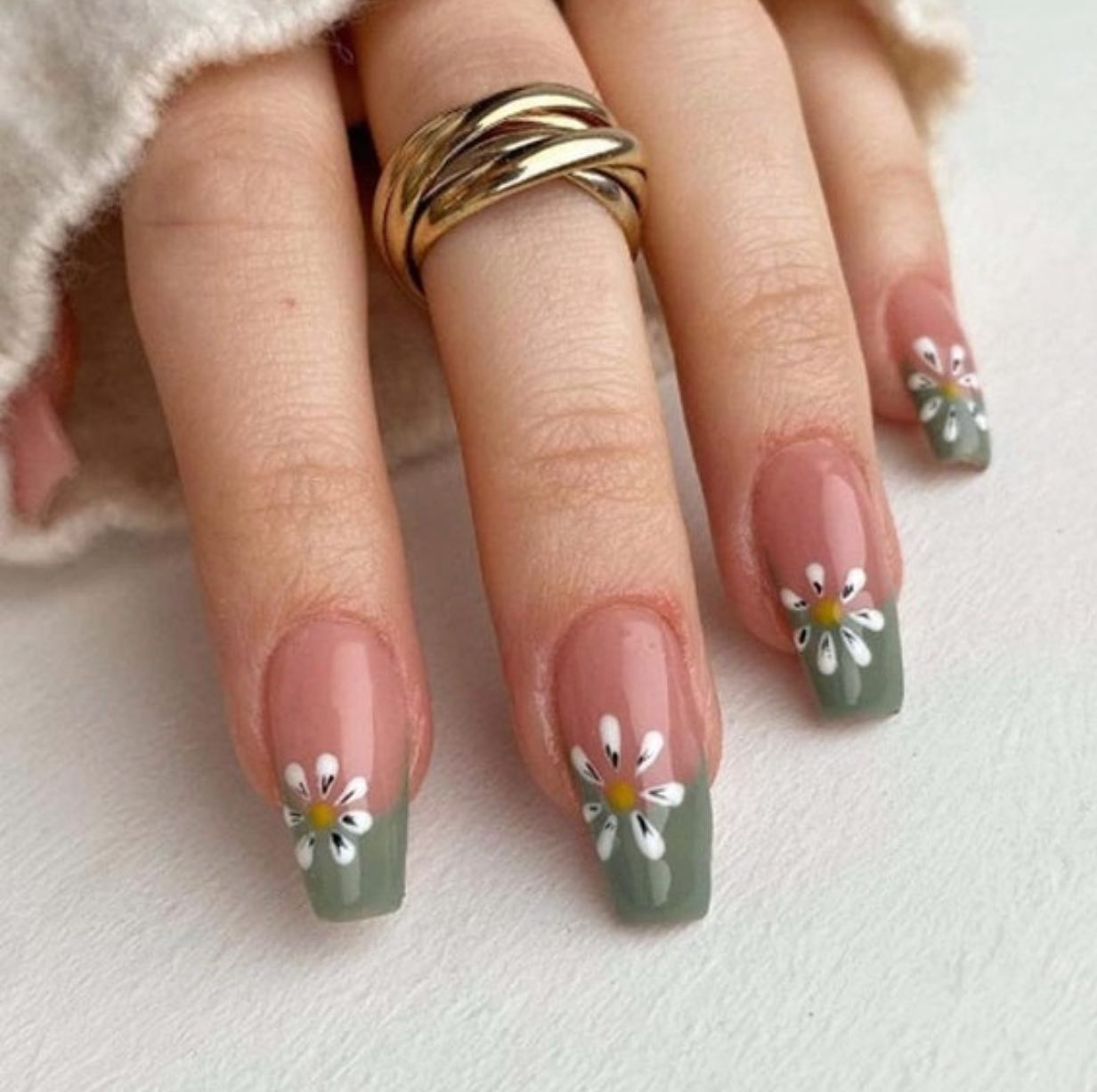 Pastel green with french tips is here to show everyone that you have a good taste. These daises give it a cute look.