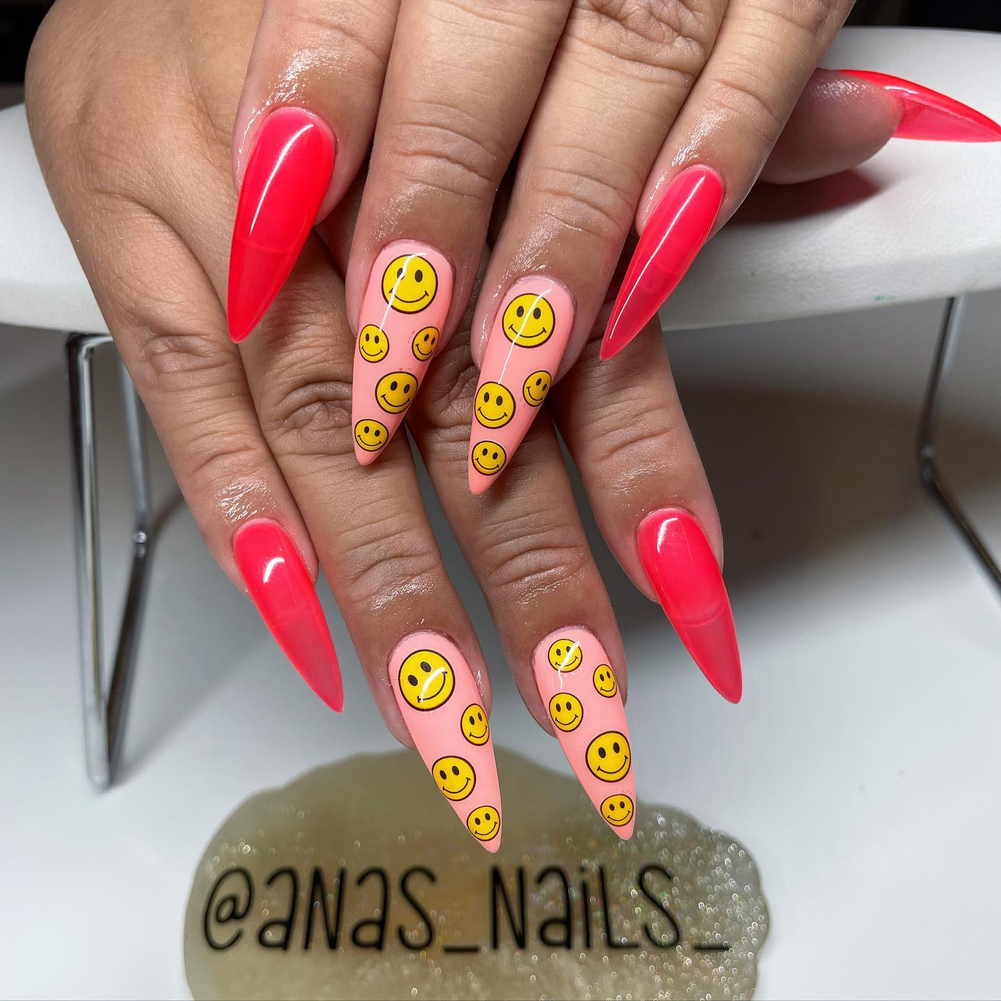 Smiley faces are so cute, so why not having them as accent nails? They will look amazing on top of your pink nails.