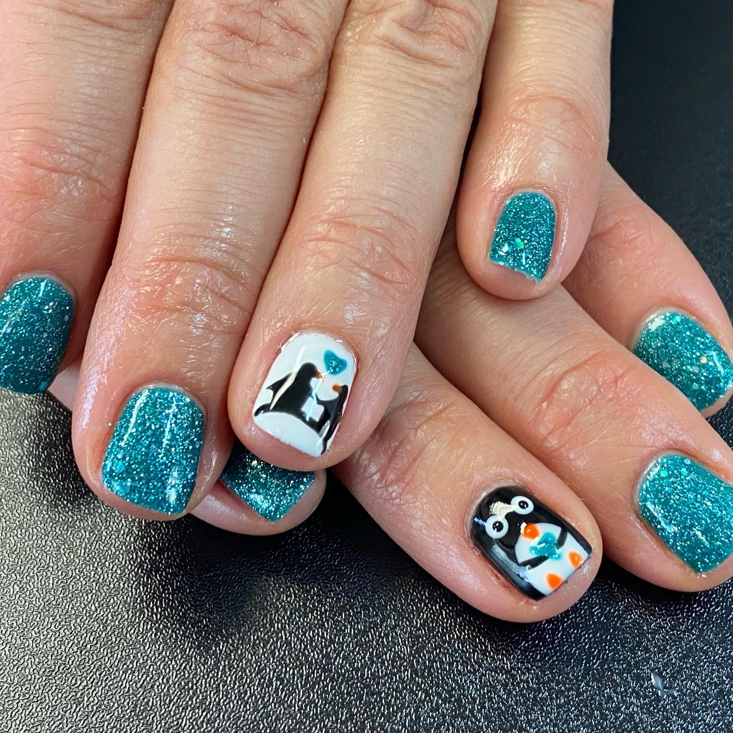  Here is one of the cutest winter survivers! Penguins are so cute, so let's show them on your nails.