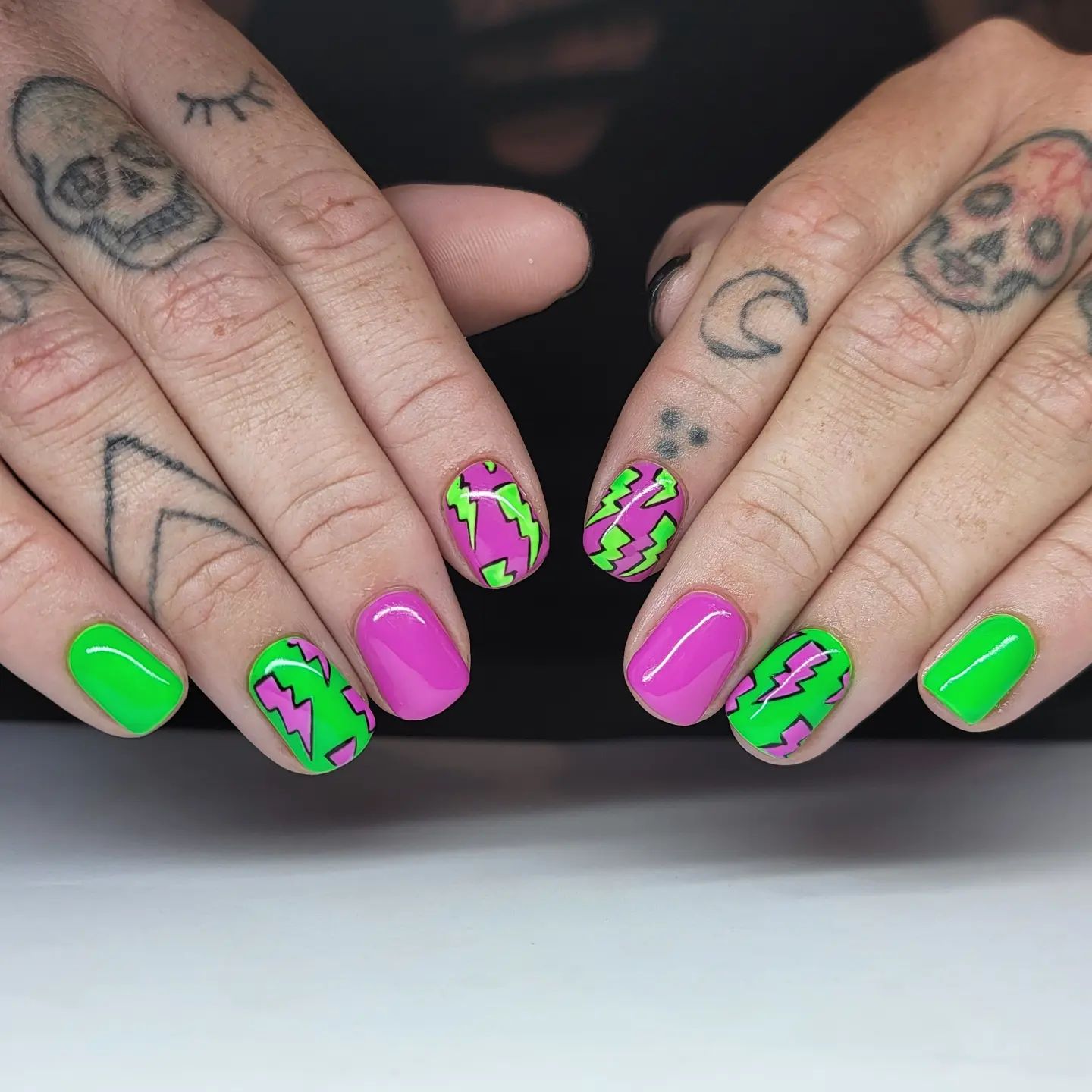 80s is the best decade in terms of colors, so here is a great 80s inspired accent nail idea for you. Besides the accent nails, color combination is perfect.