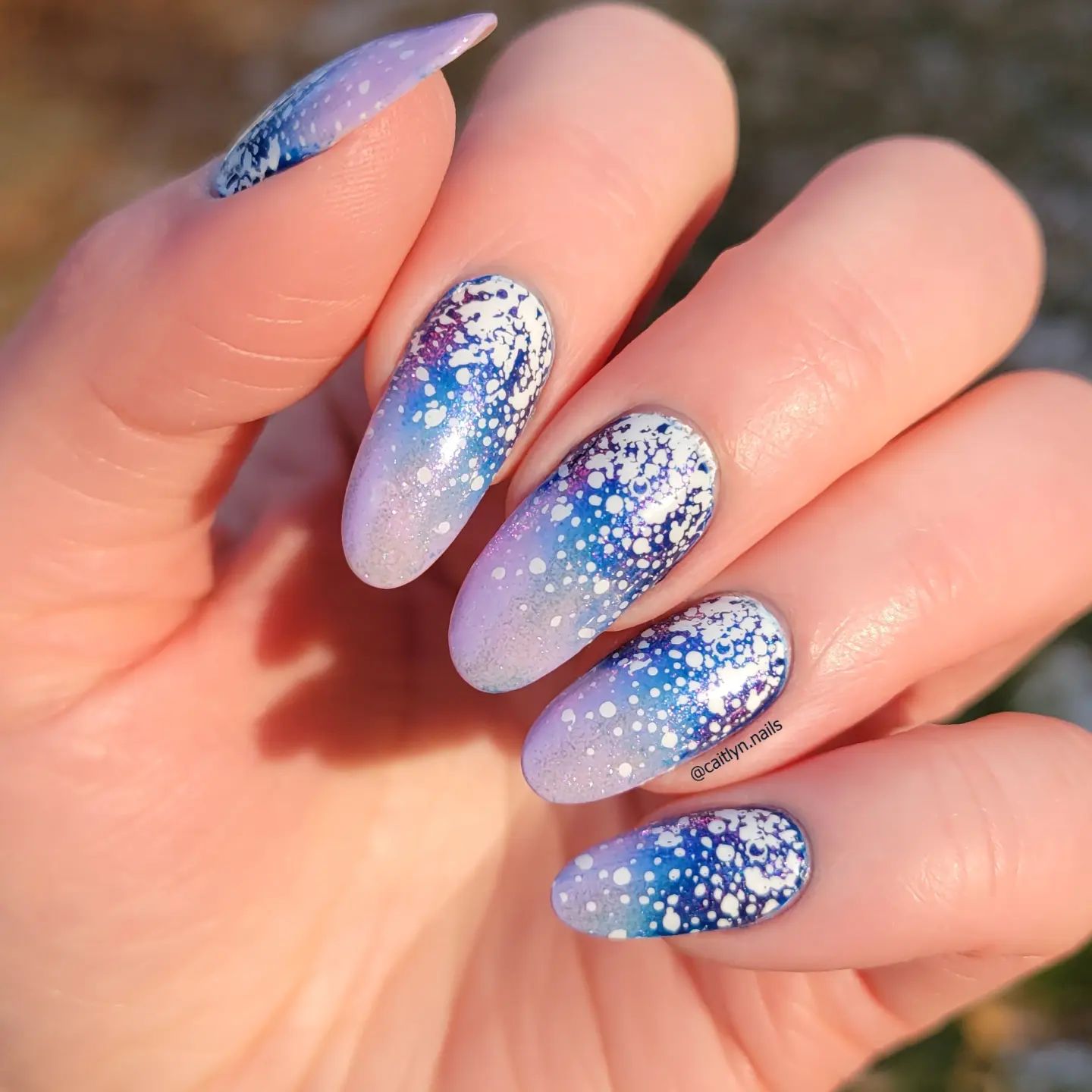 There is less enjoyable activity than watching snow falling. You can show it in your nails with these beautiful colors such as lilac, blue and white.