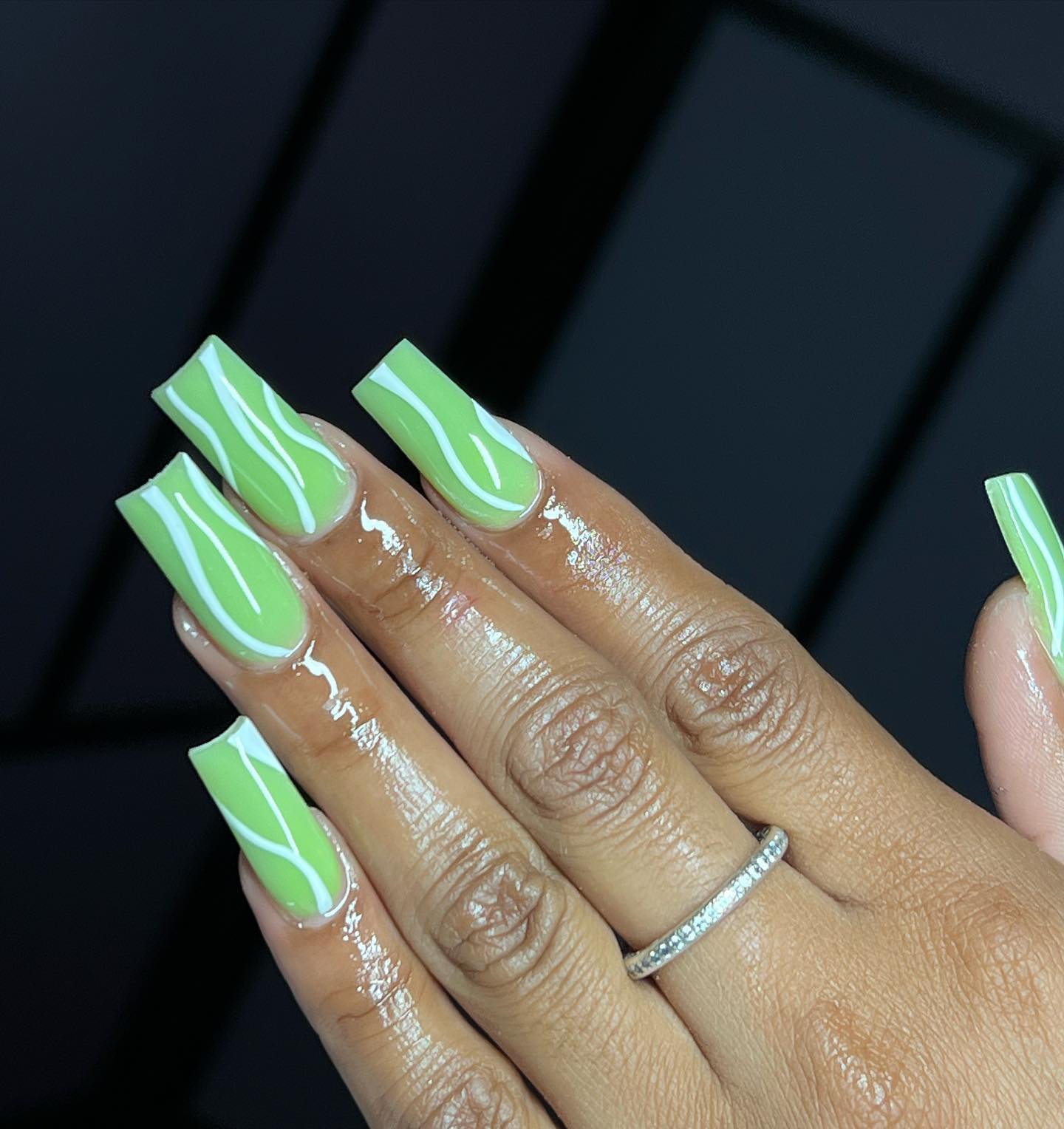 ¡Las uñas acrílicas de color verde con esta longitud quedarán increíbles en las mujeres que aman los extremos!  Las líneas blancas le darán una energía diferente.