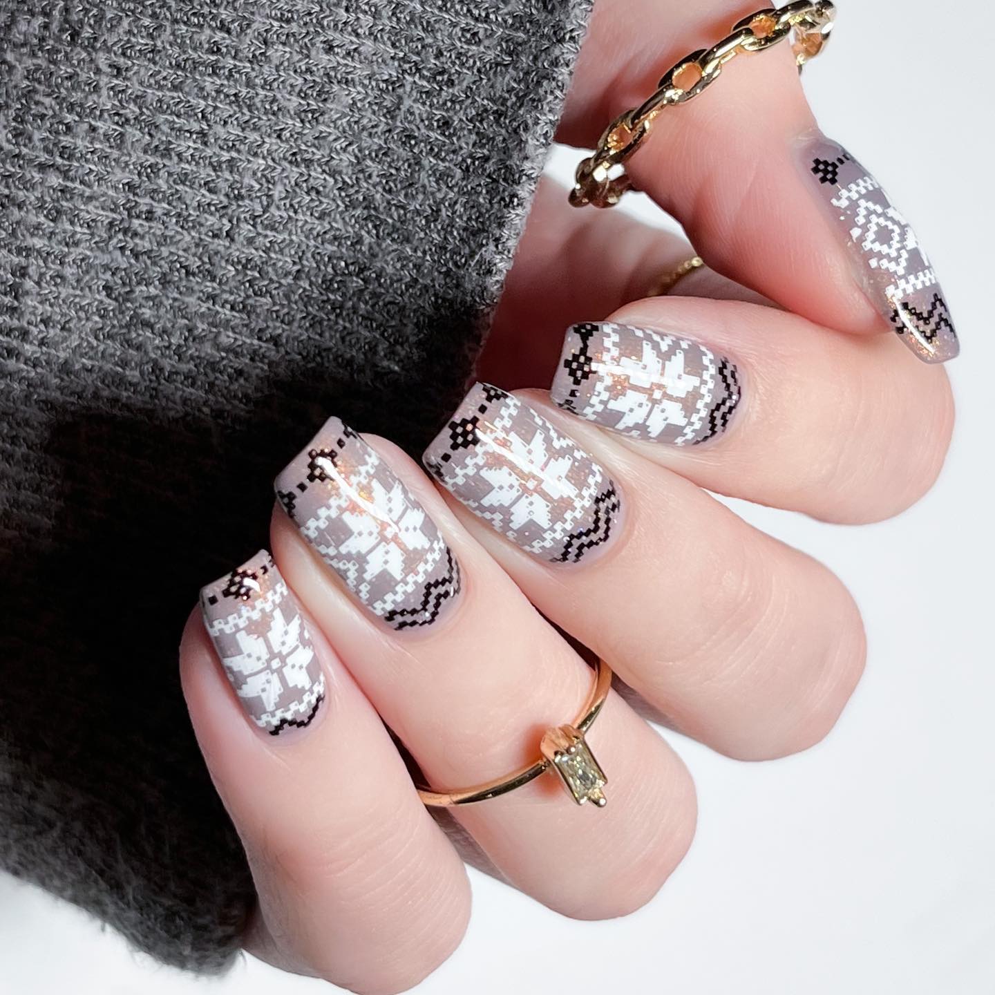 Iconic snow sweaters are one of the best things in winter. If you love to wear them, now it's time to wear them on your nails.