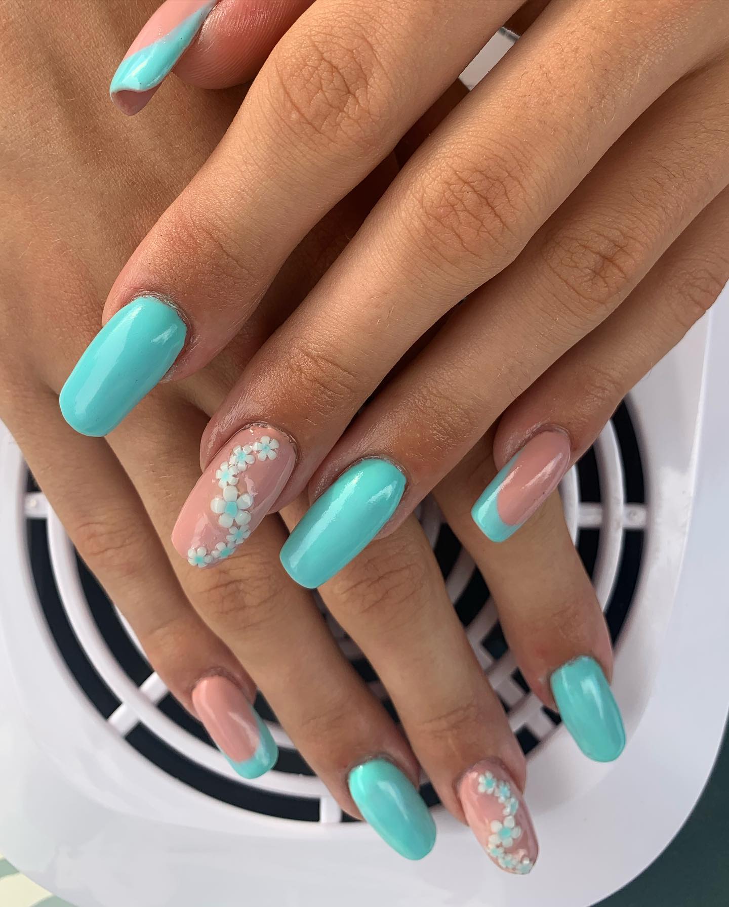 Floral nail designs are always nice to try on. If you agree with me, why don't you try this nail art?