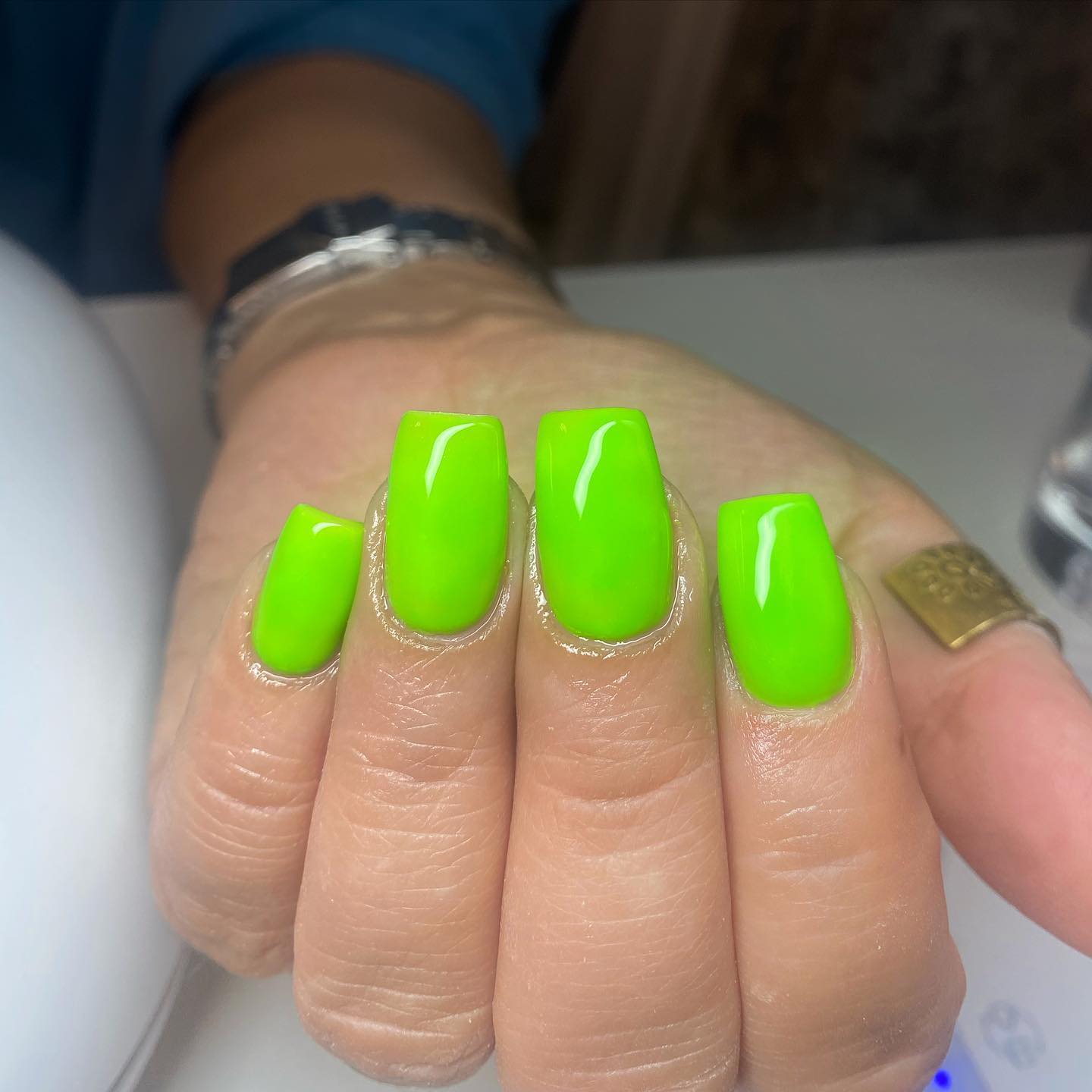 When you look at this image, you can feel the super energy of this neon green color. If you want to feel this energy, make your nail appointment quickly.