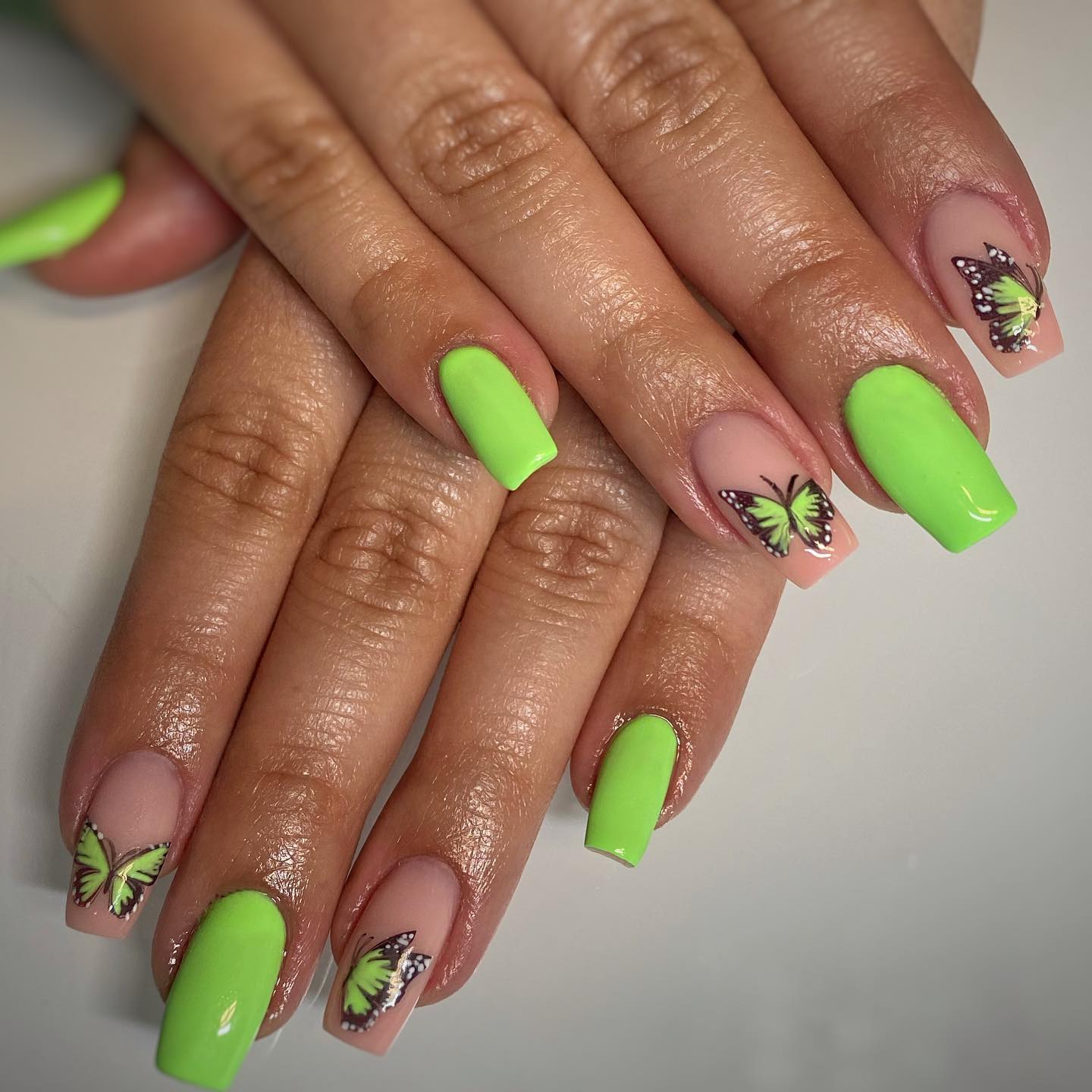 How sweet are these green little butterflies? This green color is on trend, so if you want some butterflies on your nails, you can use this shade of green.