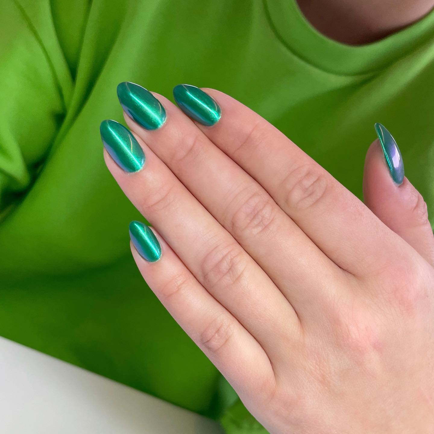 If you want to shine all the time, this green chrome nails are here for you. Isn't it gorgeous?