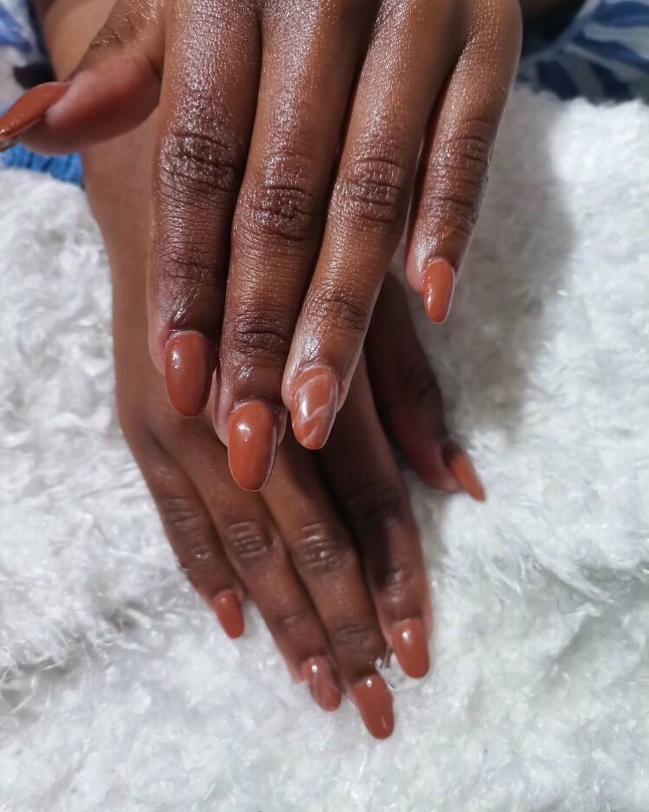 Brown nude nails are in many women's favorite lists. If just a plain nail look is not for you, you can draw some shades to your ring finger.