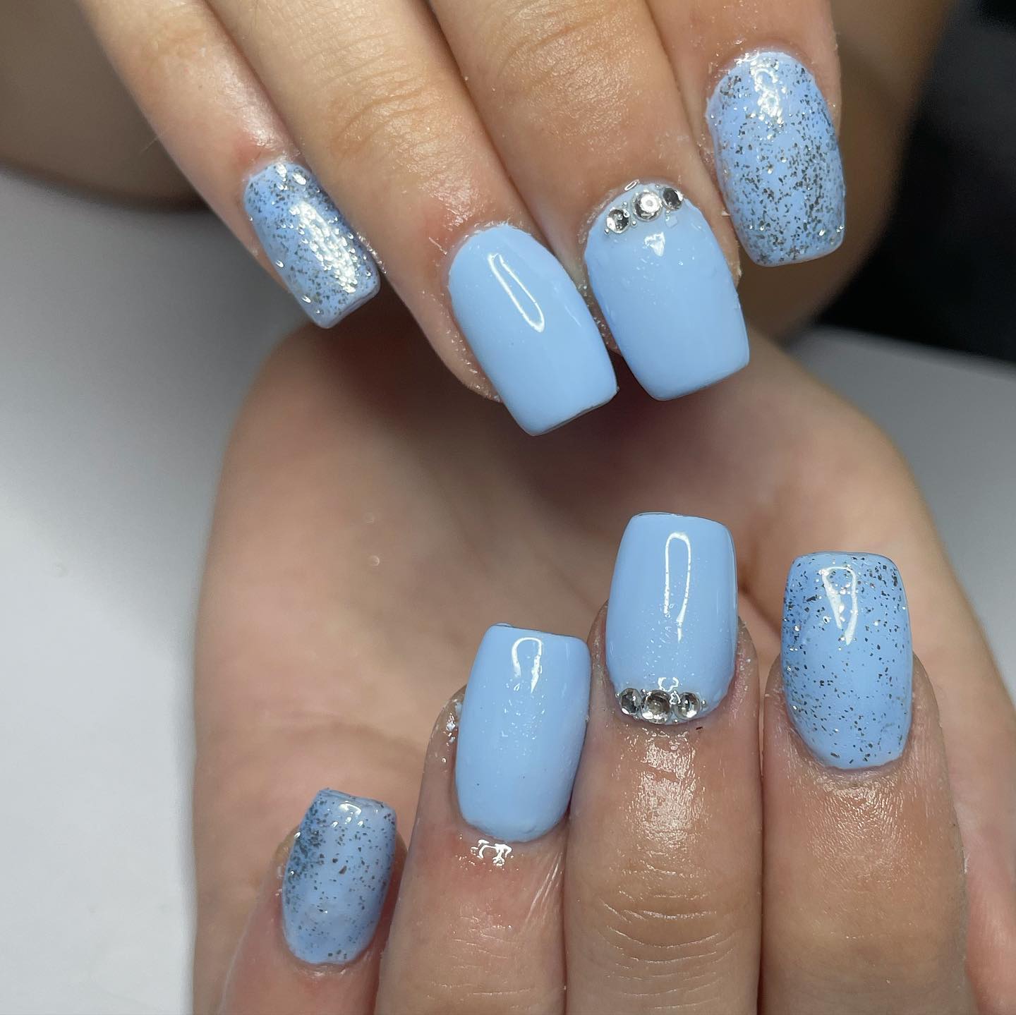 The women who like to shine should definitely try this nail design above. All you need is some glitters and shiny stones.
