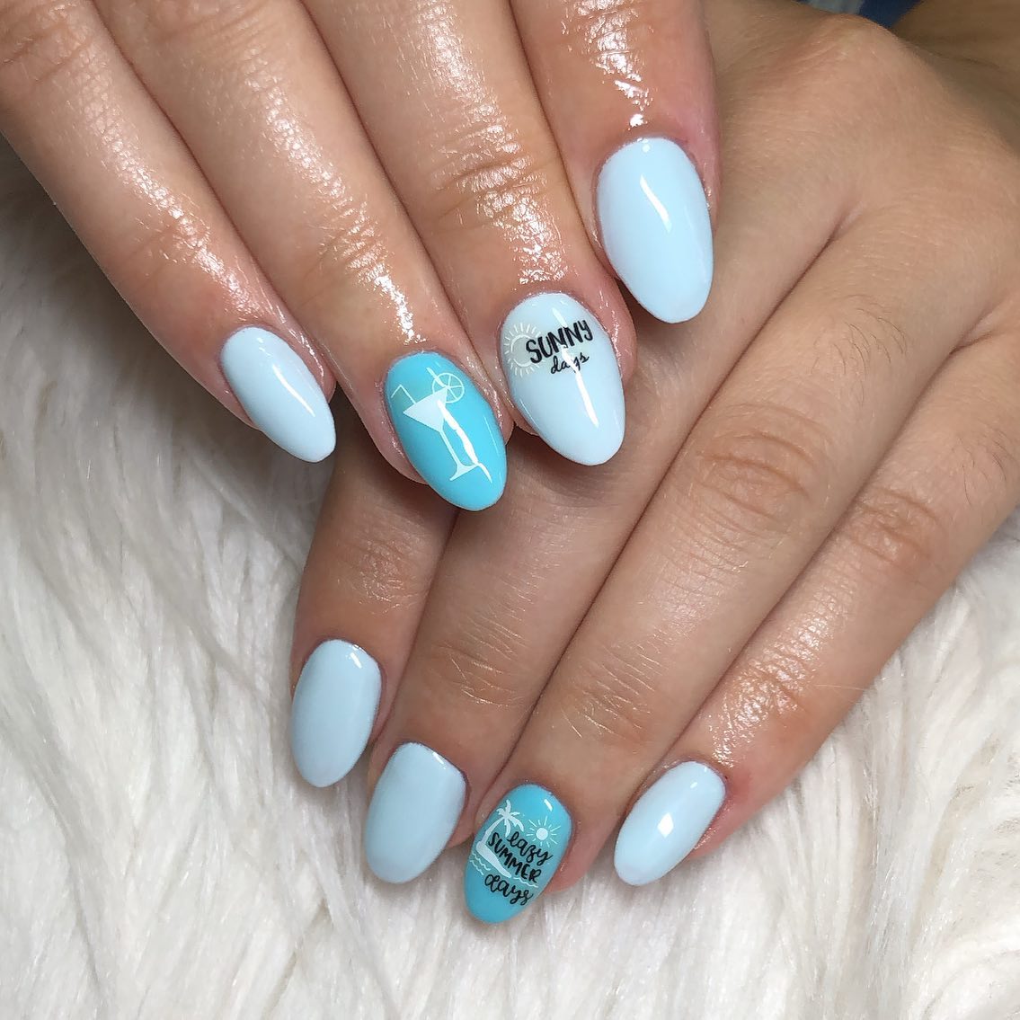 What do you say for light blue summer nails? I hear you saying yes. By drawing a cocktail, sun, palm and sea, you will feel summer to the fullest.