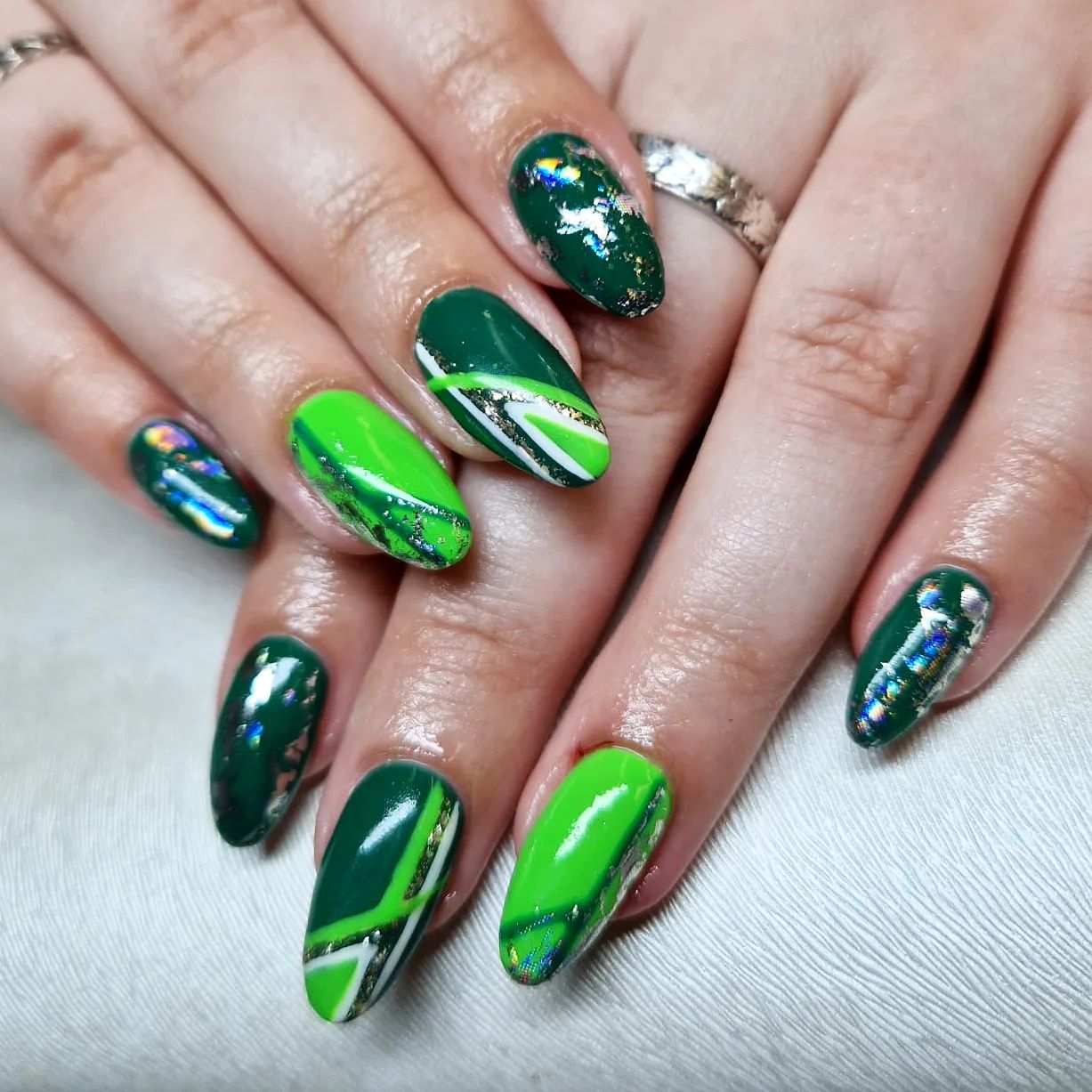 Those who like a detailed nail design should definitely try this! All you need is a dark and light green nail polish and a glitter.
