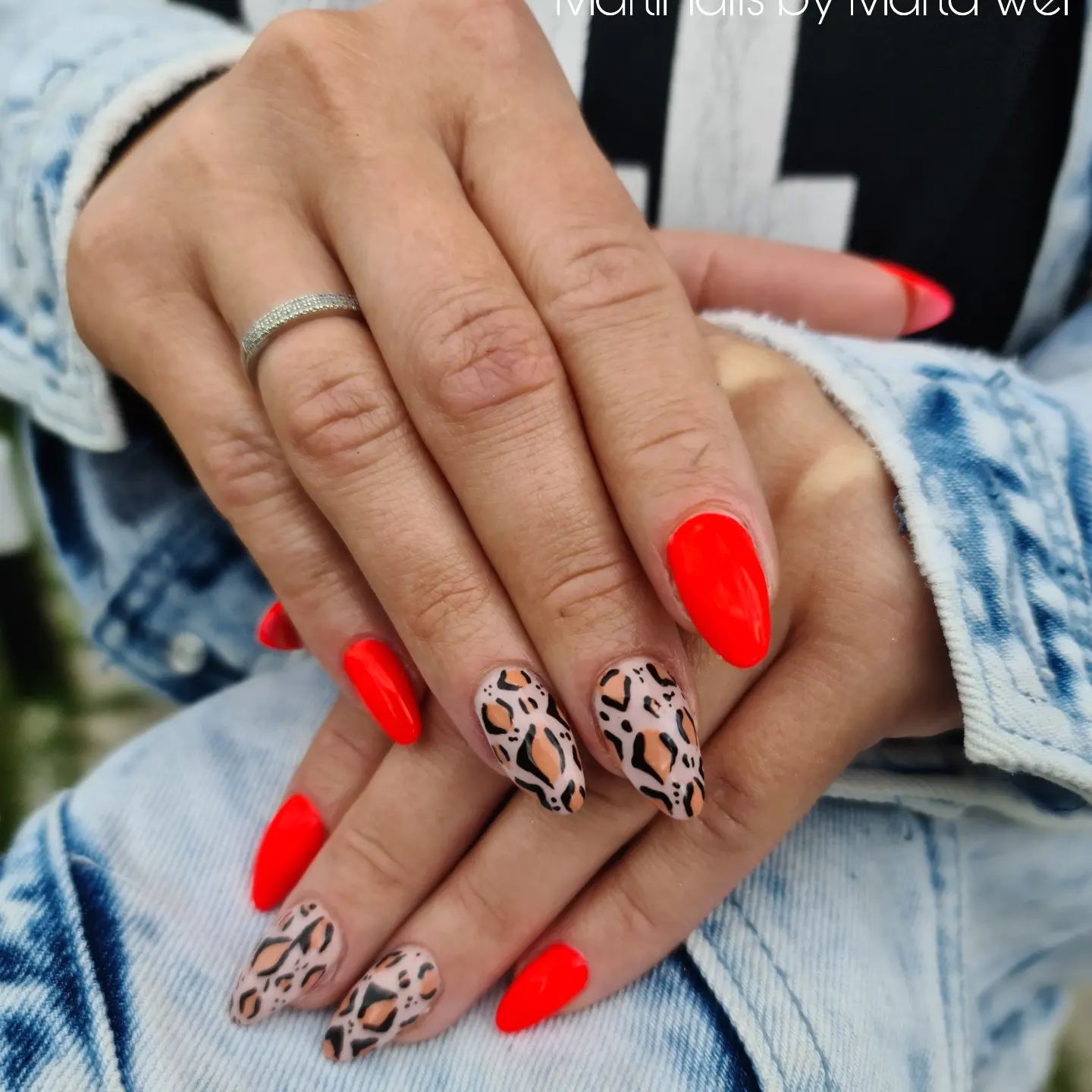 Red and leopard prints go very well together. You should definitely try this if you want to look cool.