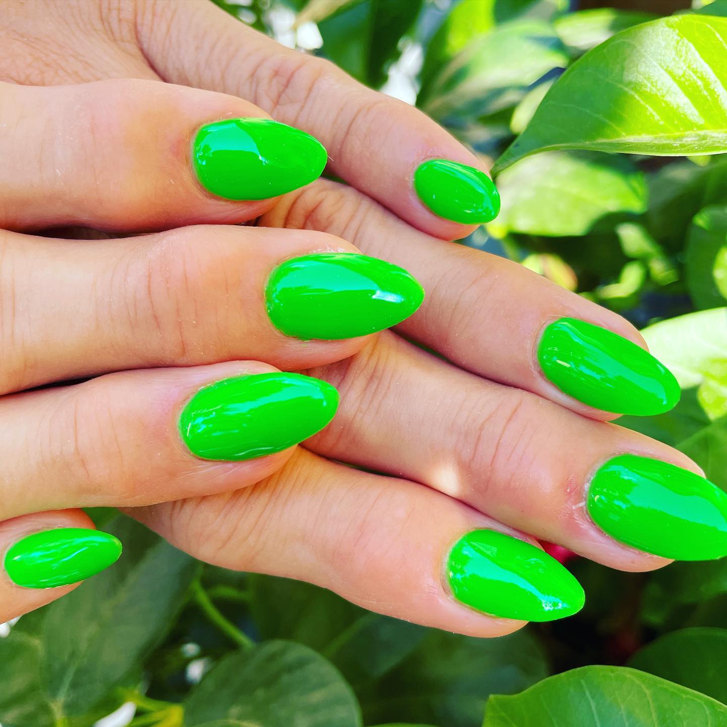 For your almond nails to shine out, have you ever tried this neon tone of green? Look how cool it is.