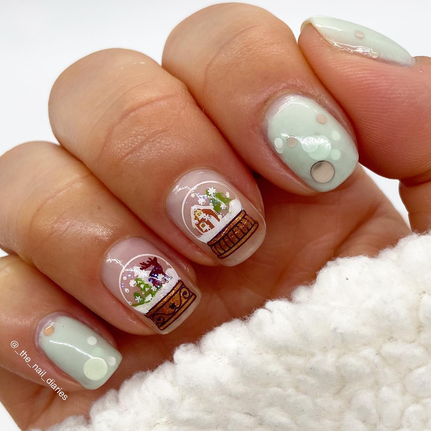 Snowglobes are one of the cutest things as for many people. If you think so, they are perfect for your winter inspired nails.