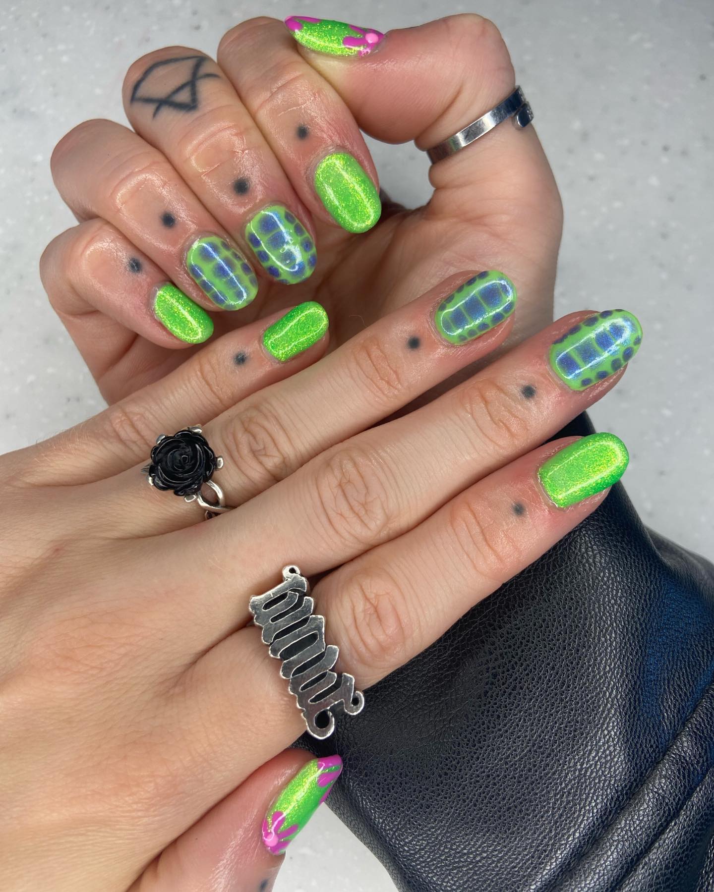 Shiny and glittered green nails help you become the beauty queen but if you want more of that, maybe you can use some nail art like this.