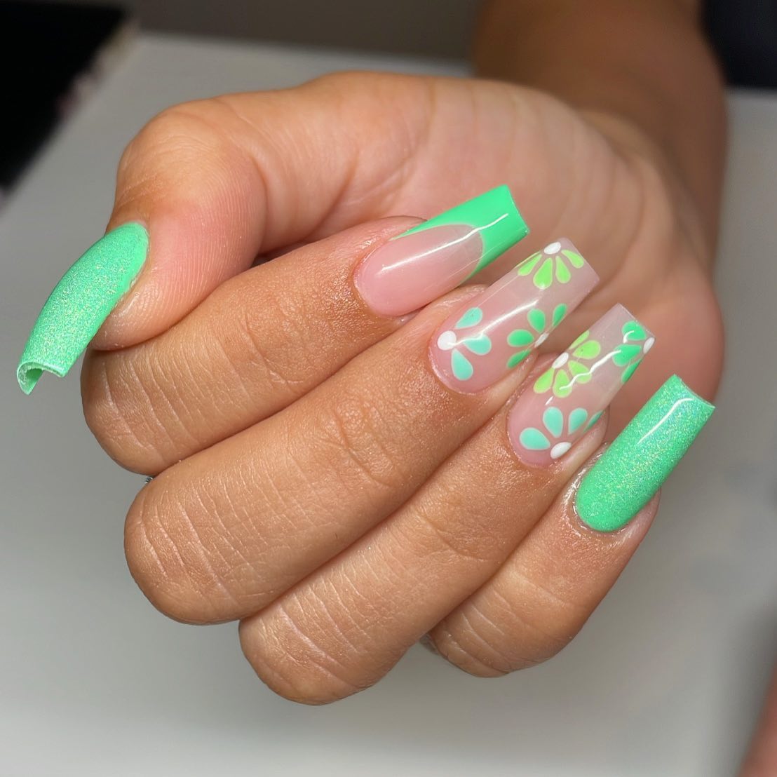 Mint green color is sure to make you look amazing. You can use green tips, shiny green and green flowers at the same time.