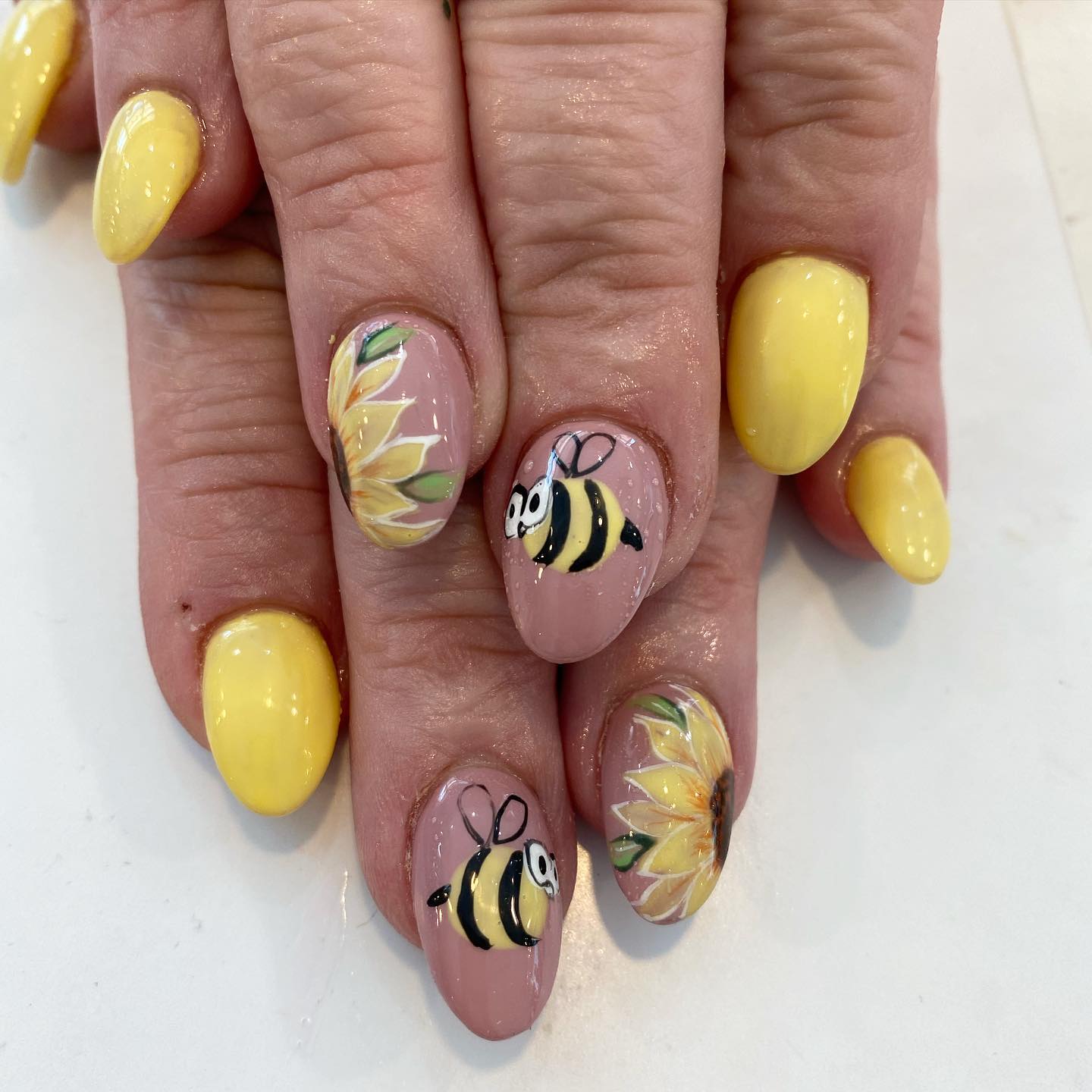Bees are essential to human life and we rely on them. If you like these animals, you can wear it with a sun flower accent nails.