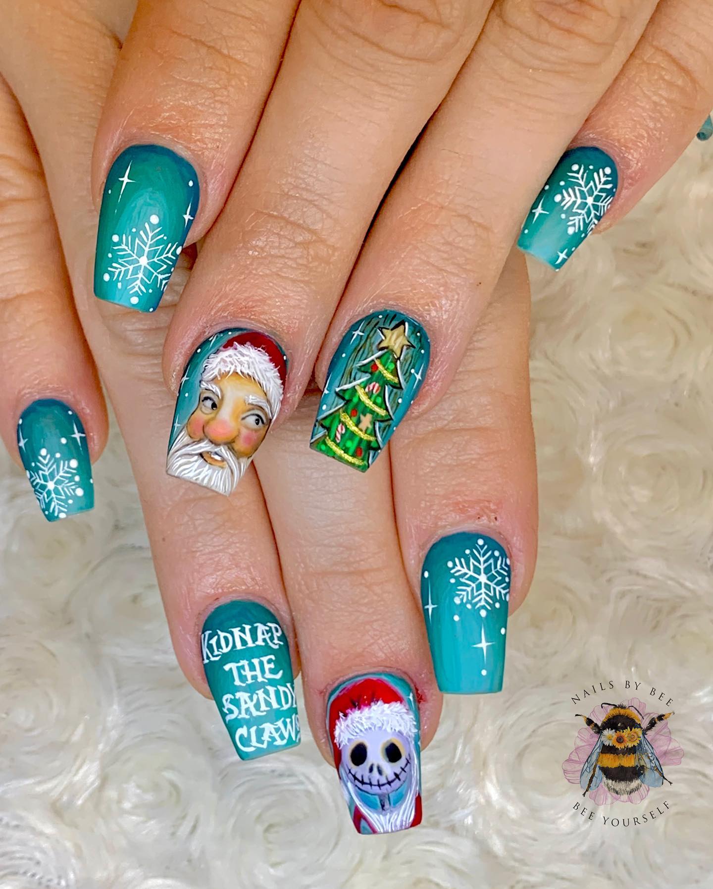 Can you imagine a winter without the Santa Claus? Christmas inspired blue nails are amazing to stand out.