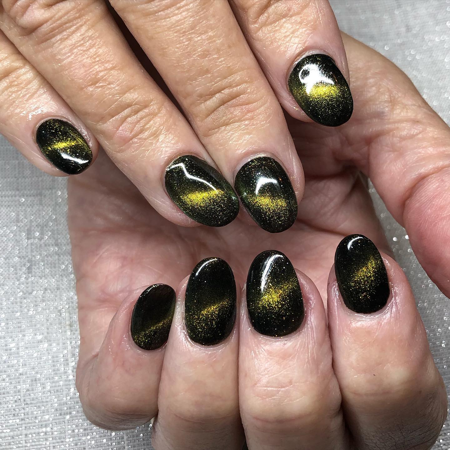 Did you know that black and yellow combination is one of the most attention-grabbing colors? Then, let's combinate them in your cat eye nails.