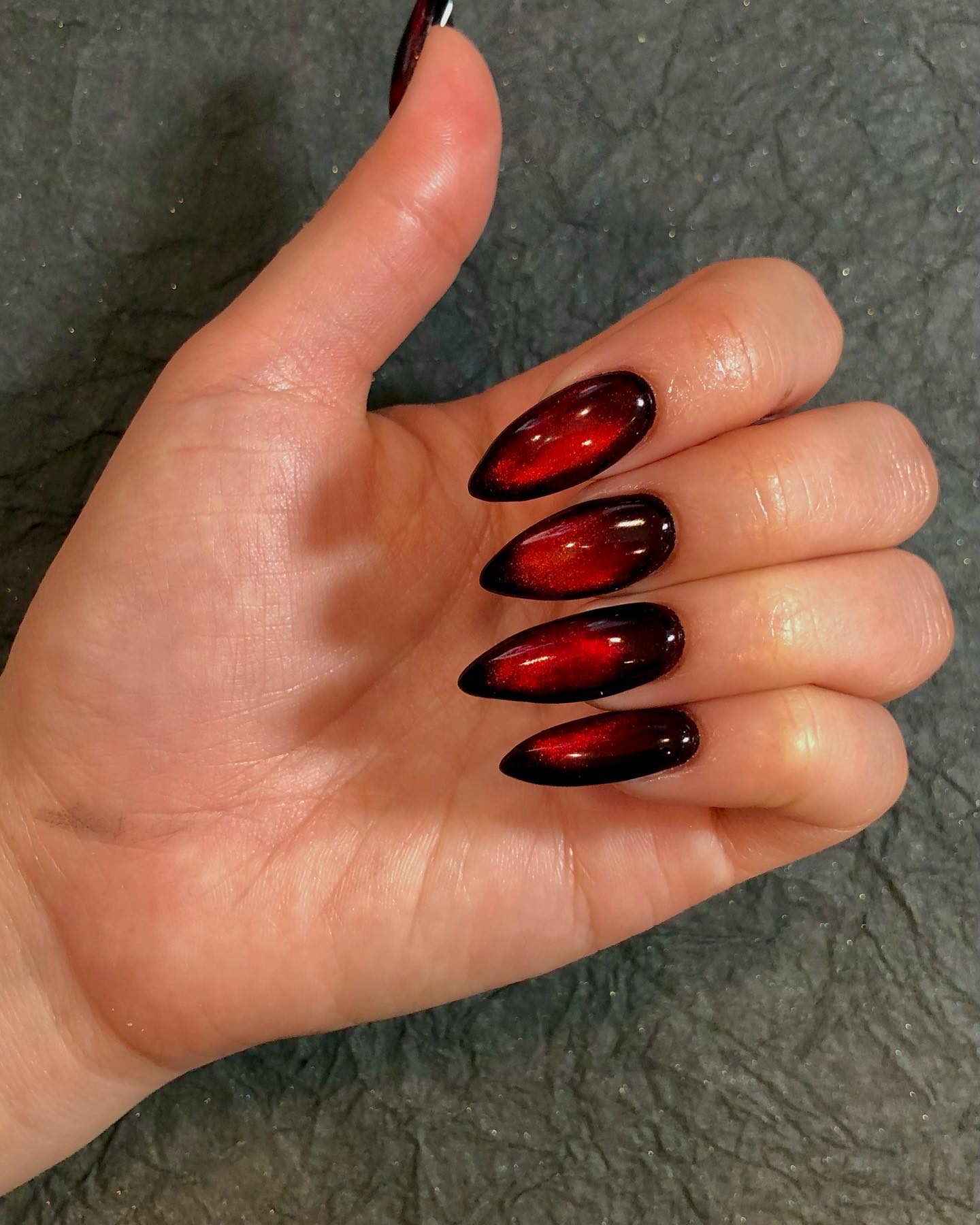 Wanna feel the power of red color when you move your hands? While red magnetic gel is used, the edges are black, so the combination shows the fine taste of its owner. Let's show your fine taste to everyone.