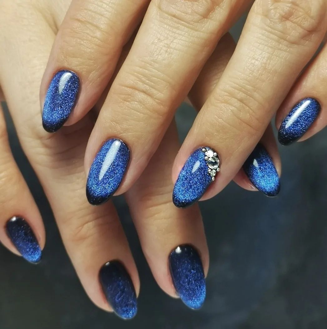 Dark blue sky color is waiting for you to apply on your nails! It is sure to give you a great look.