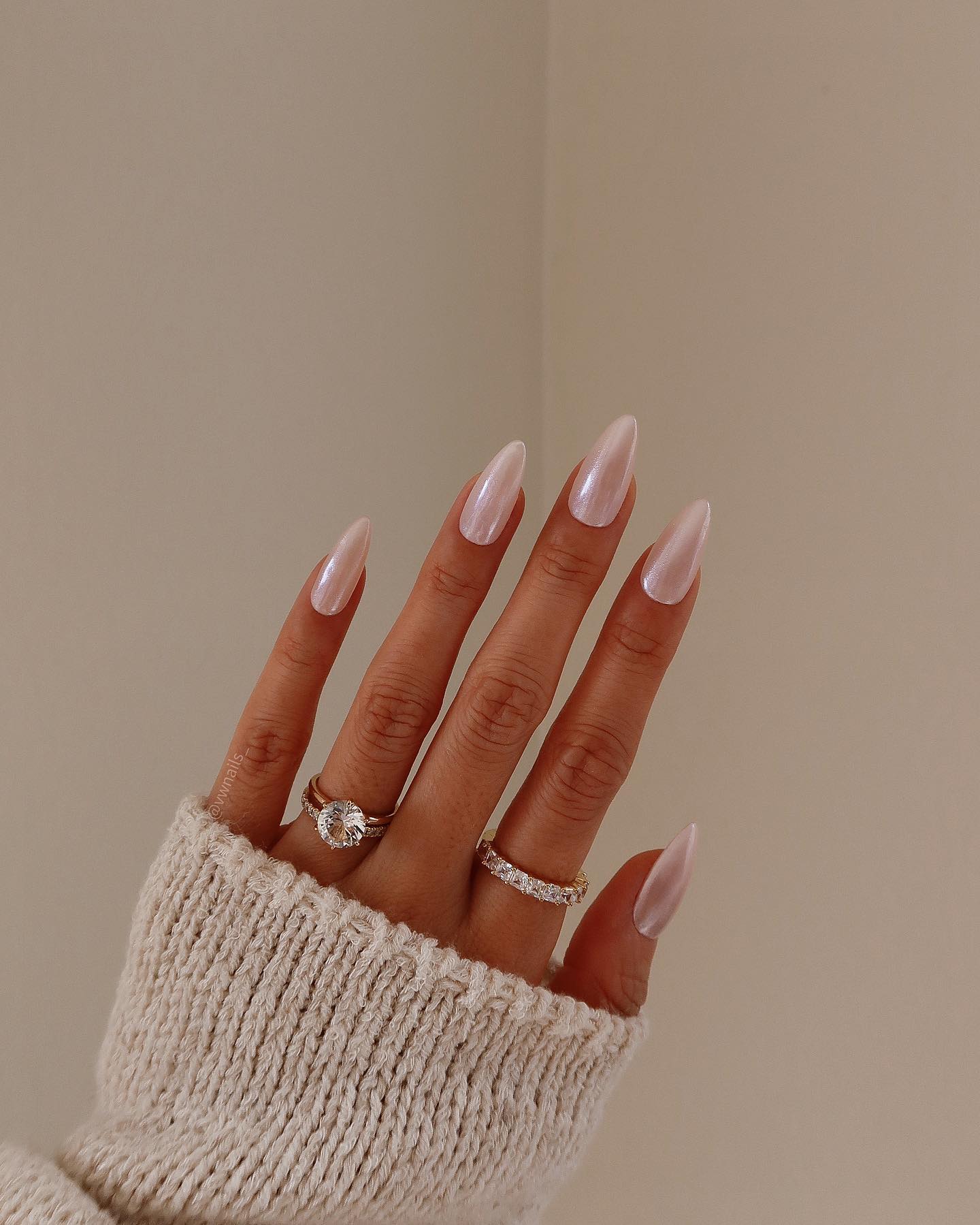 Just look at this stunning combo of the nail polish and rings. A plain but super-chic look is easy to achieve like this.
