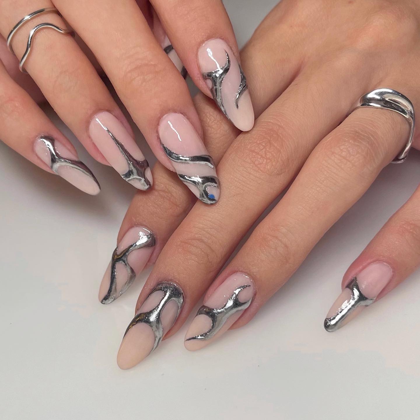 This nail art gives the expression of a molten metal, doesn't it? It has a really exotic look, so go for it.