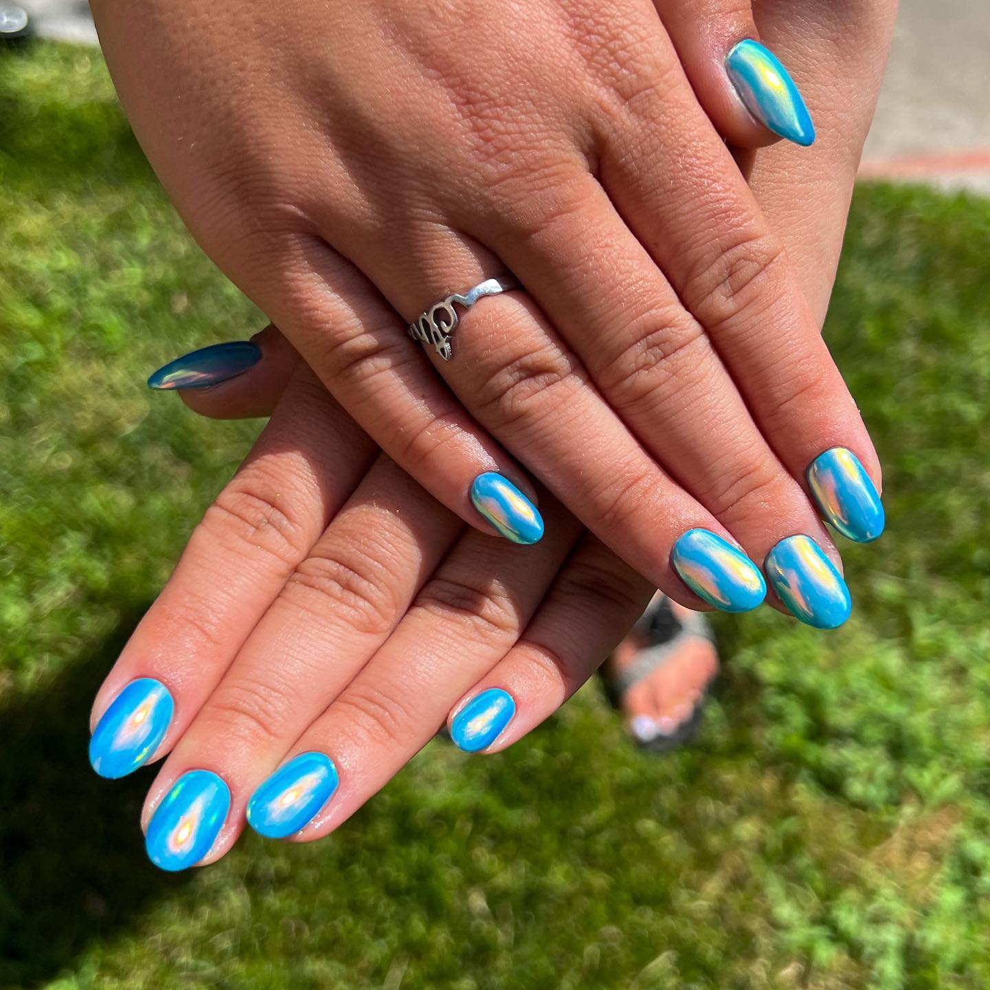 To bring the tranquility to your nails, is there a better color than a bright blue? Well, try this chrome nails, then.