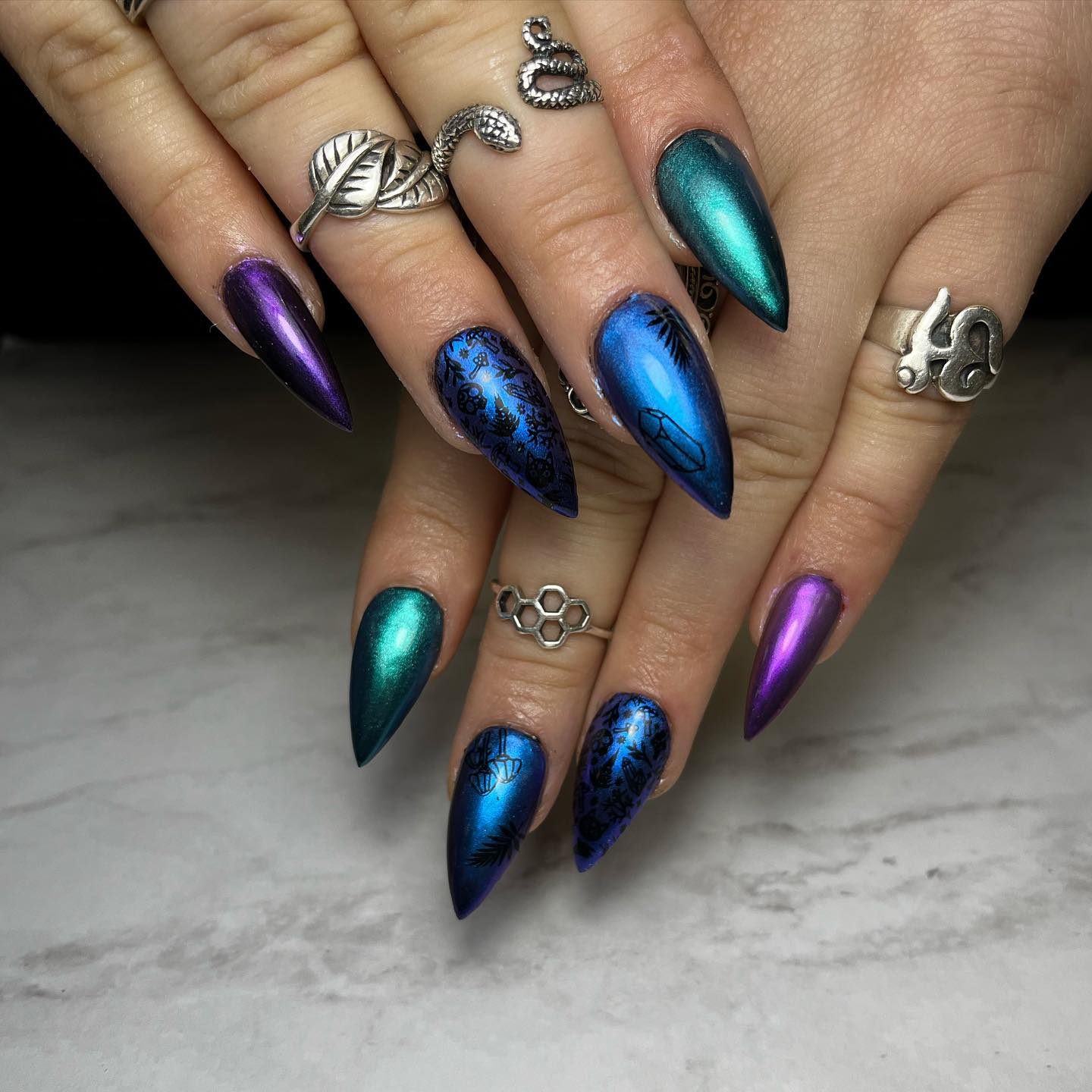 The combination of dark blue, green and purple is so electric. This sharp and bold stiletto mani is quite matching with these colors.