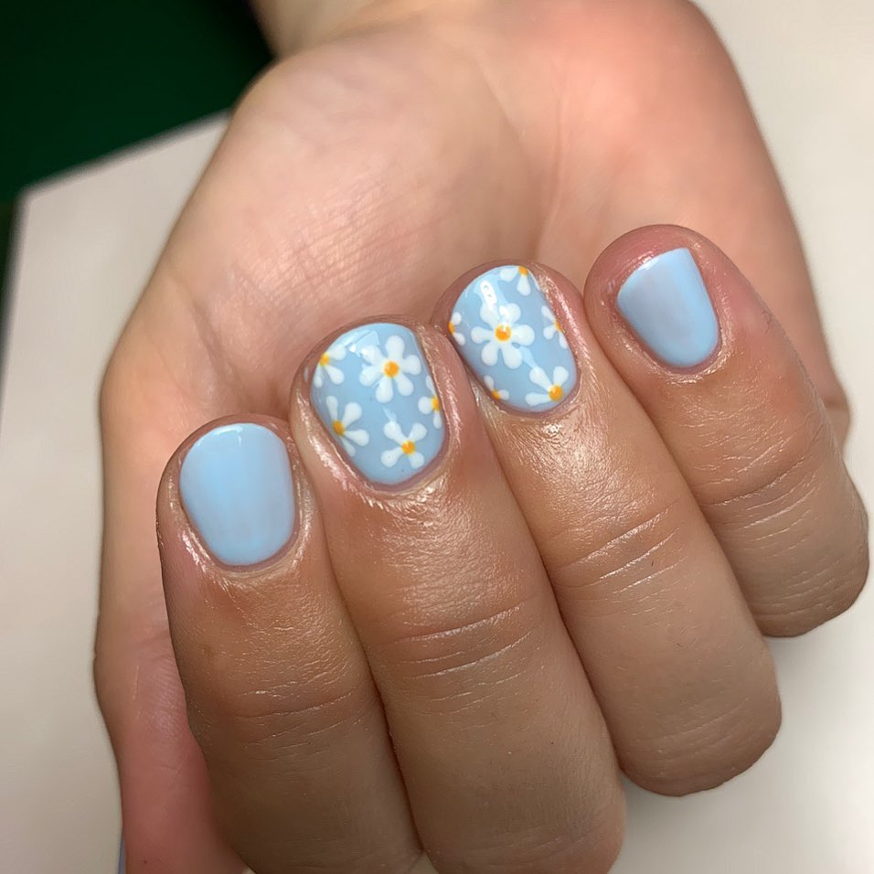 These handpainted daisies are amazing to wear on top of a baby blue nail polish. It doesn't matter if you have short or long nails, they will look great.