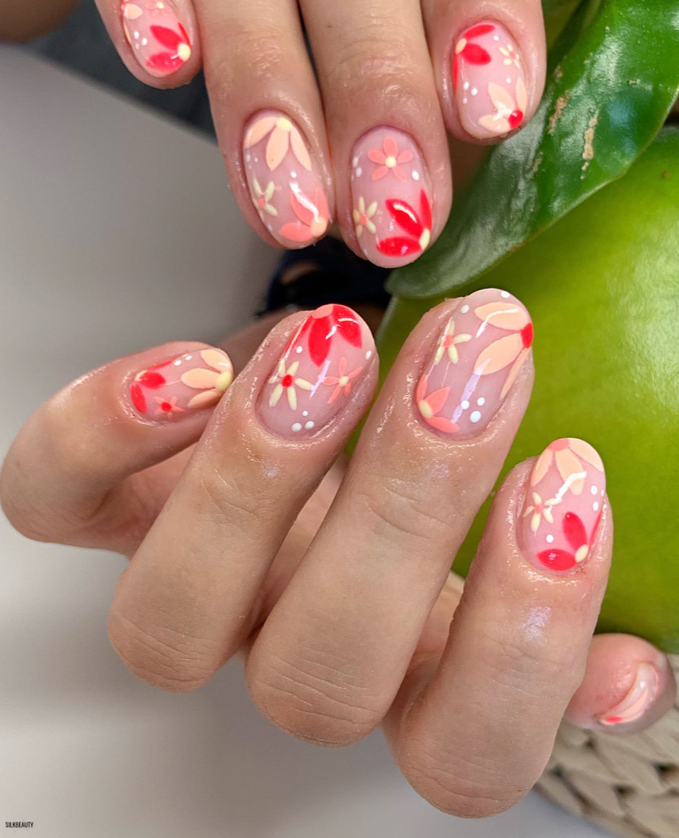 There are different shades of peach colors and all of them are beautiful. If you can't choose one color to draw a daisy, then let's mix three of them in one nail art.