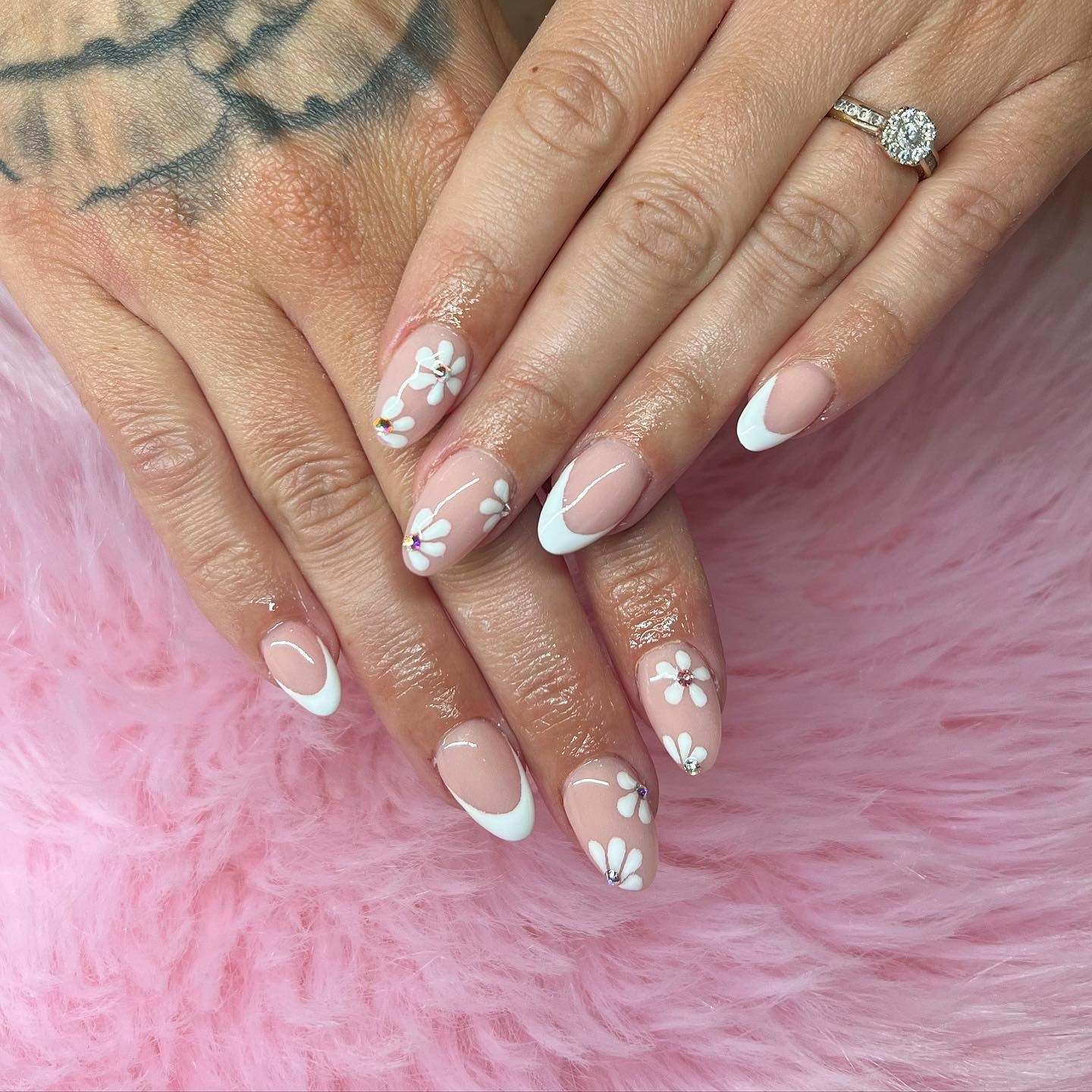 Almond shape nails are perfect to wear a French mani and we all know it. Why don't you add some energy to your mani with some daisies?