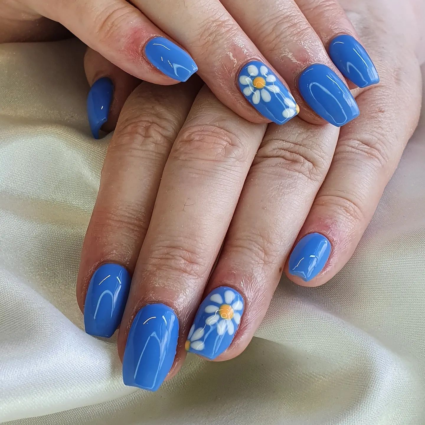 Looking at this shade of blue color is enough to calm you down, isn't it? To give a more positive vibe, add some daisies on your ring nails.