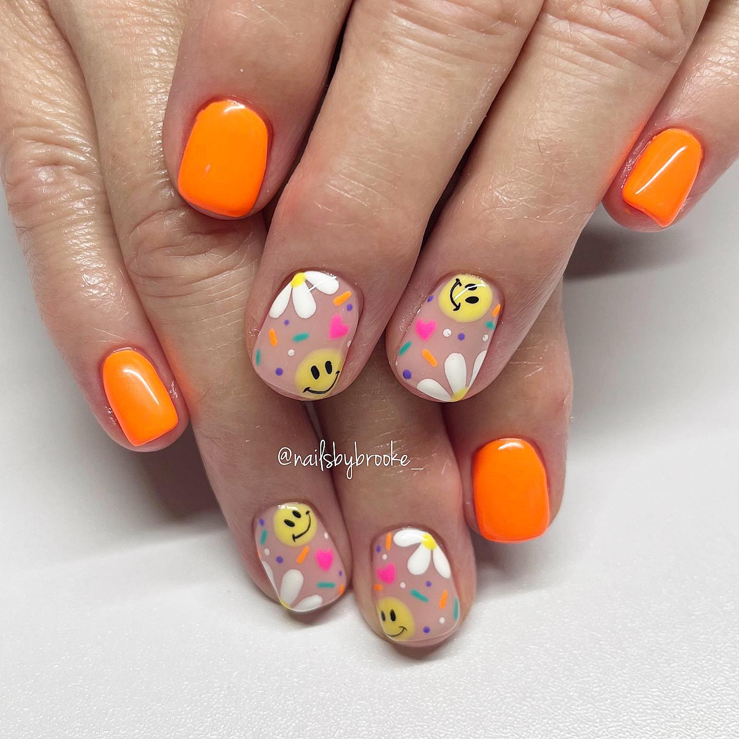 Are you looking for a bright, happy and fun daisy nail design? The example above is the nails you will adore.