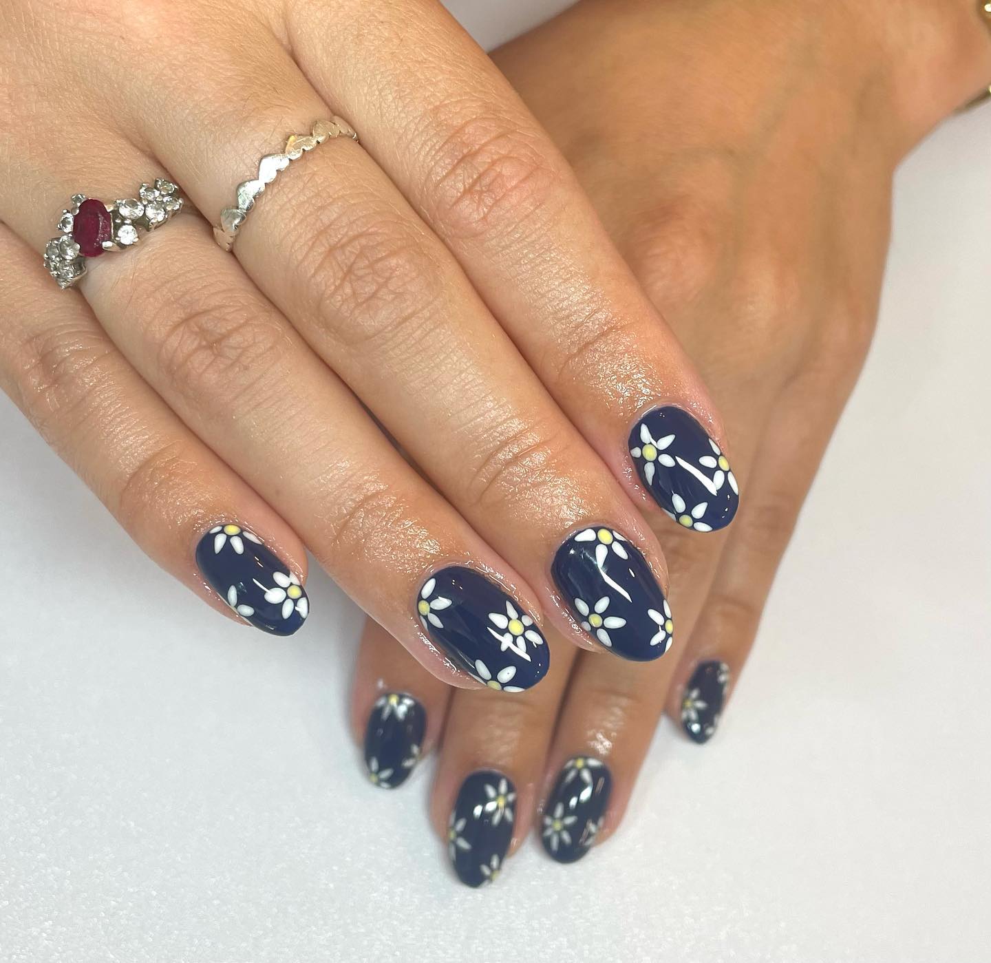  Would you imagine that dark navy could be a great color for summer nails? Maybe no but just look at how cool it looks on a white daisy nail art.