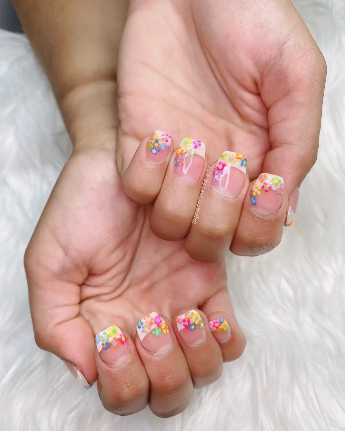  Sunny days are giving us all the happy feels. So, let's have the summer nails of your dreams with these colorful daisies!