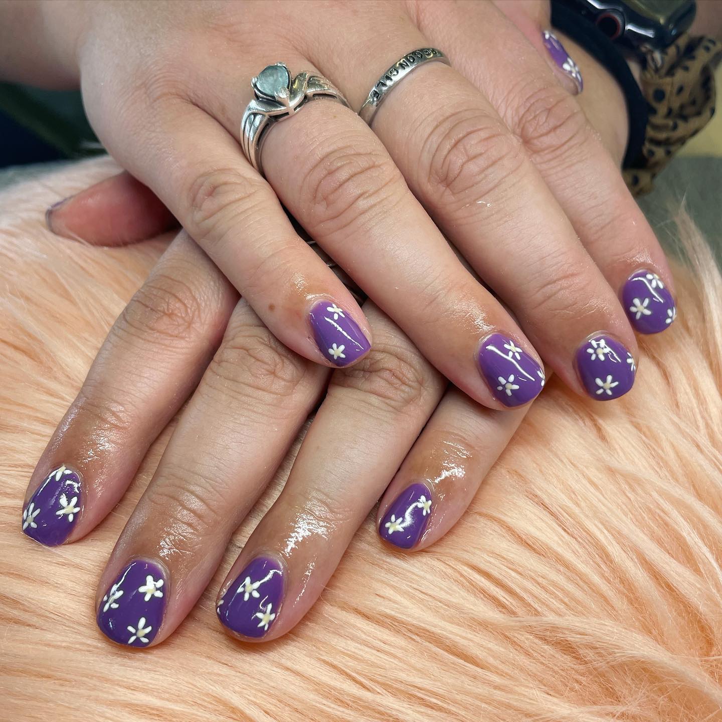 Here is a fun daisy mani that will make you happy every time you look at your nails! Then, what are you waiting for?