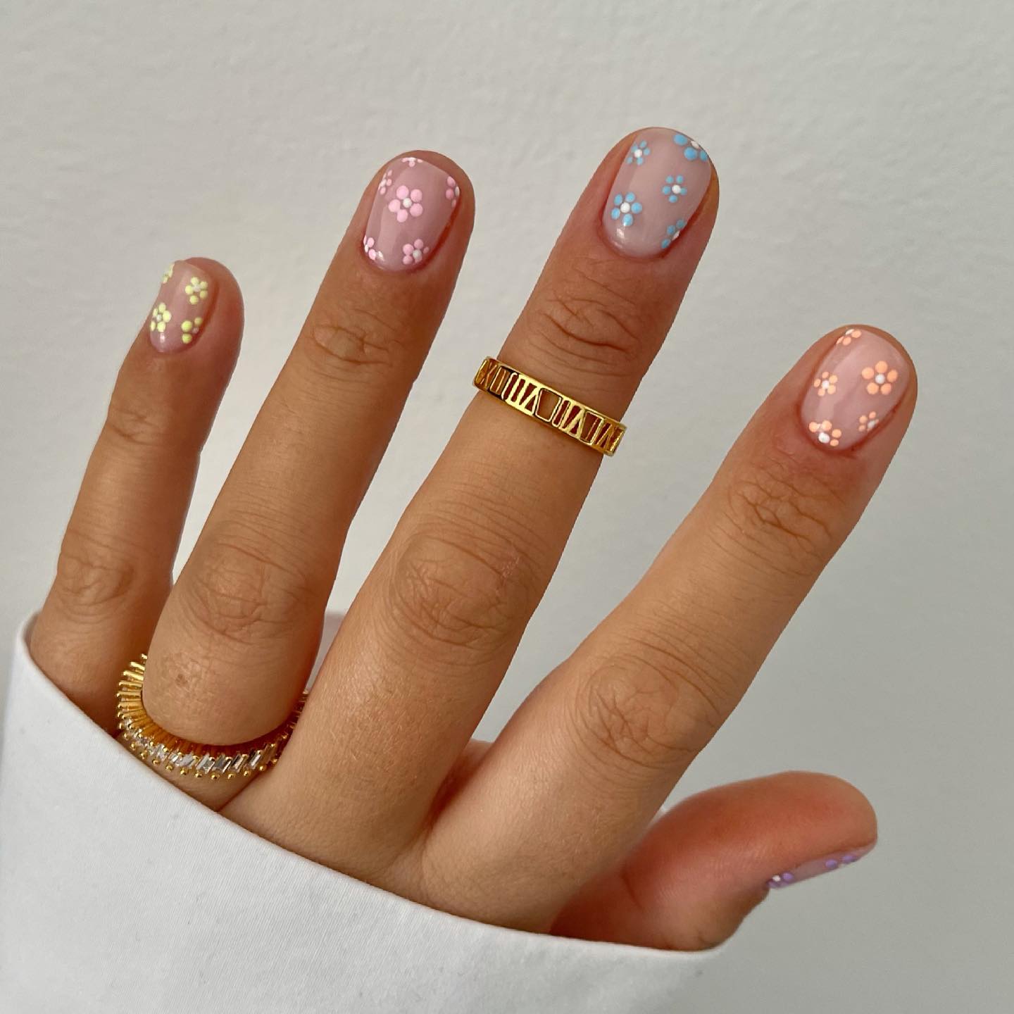 Wanna have a delicate and cute daisy nail art? Then, why don't you have daisies with different colors in each nail.