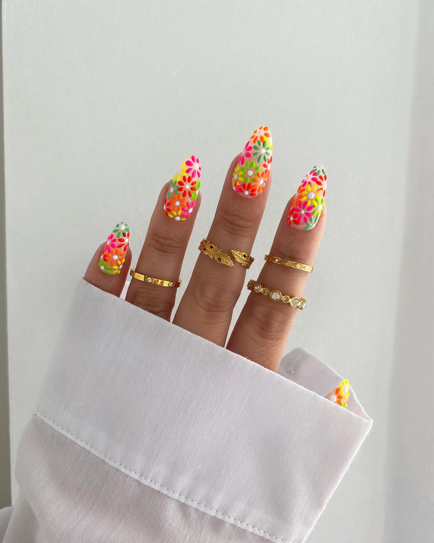 Wanna have a perfect nail design for summer? A mixture of summer colors with dense daisies is absolutely amazing!