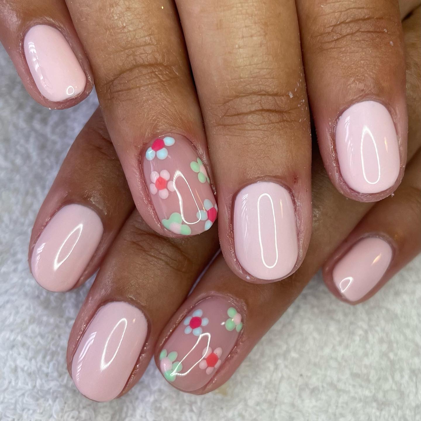 How pretty these daisy nails are! It gives the spring vibe to the fullest. Give it a shot if you like this color.