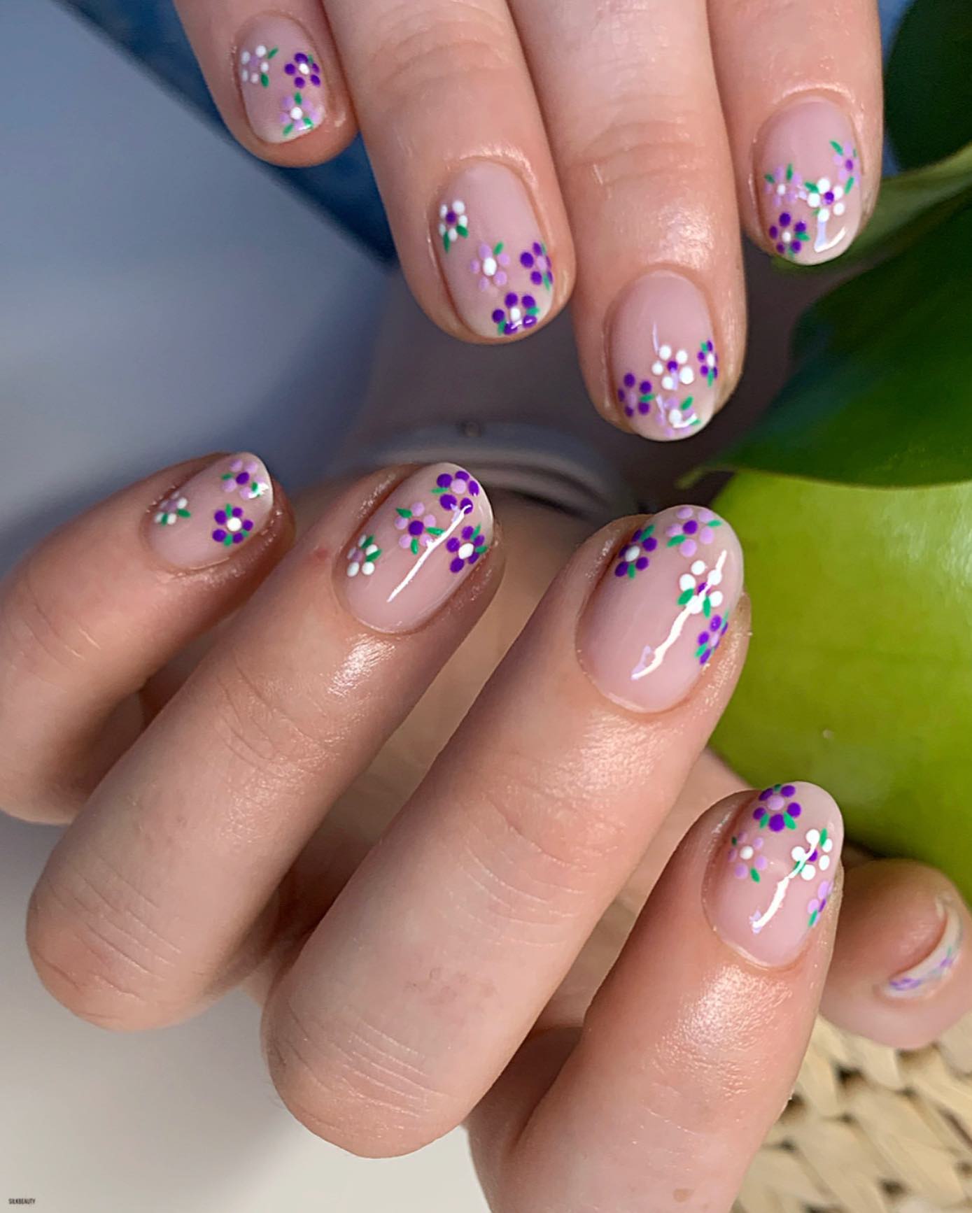 It is absolutely adorable to wear some lilac daisies. Even if you have short nails like the ones above, lilac daisies are sure to give a cute look.