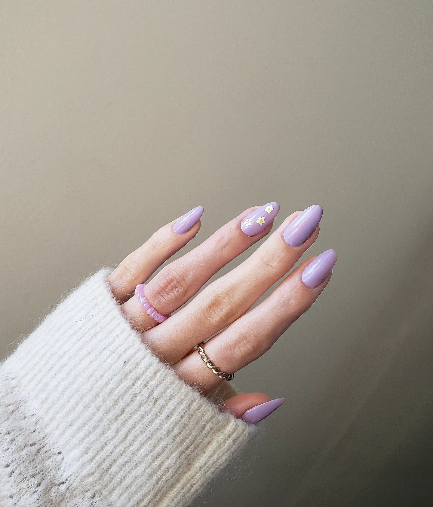 Who doesn't want to wear an optimistic and uplifting color? Then, you should definitely wear a lilac nail polish with a white daisy accent nail.