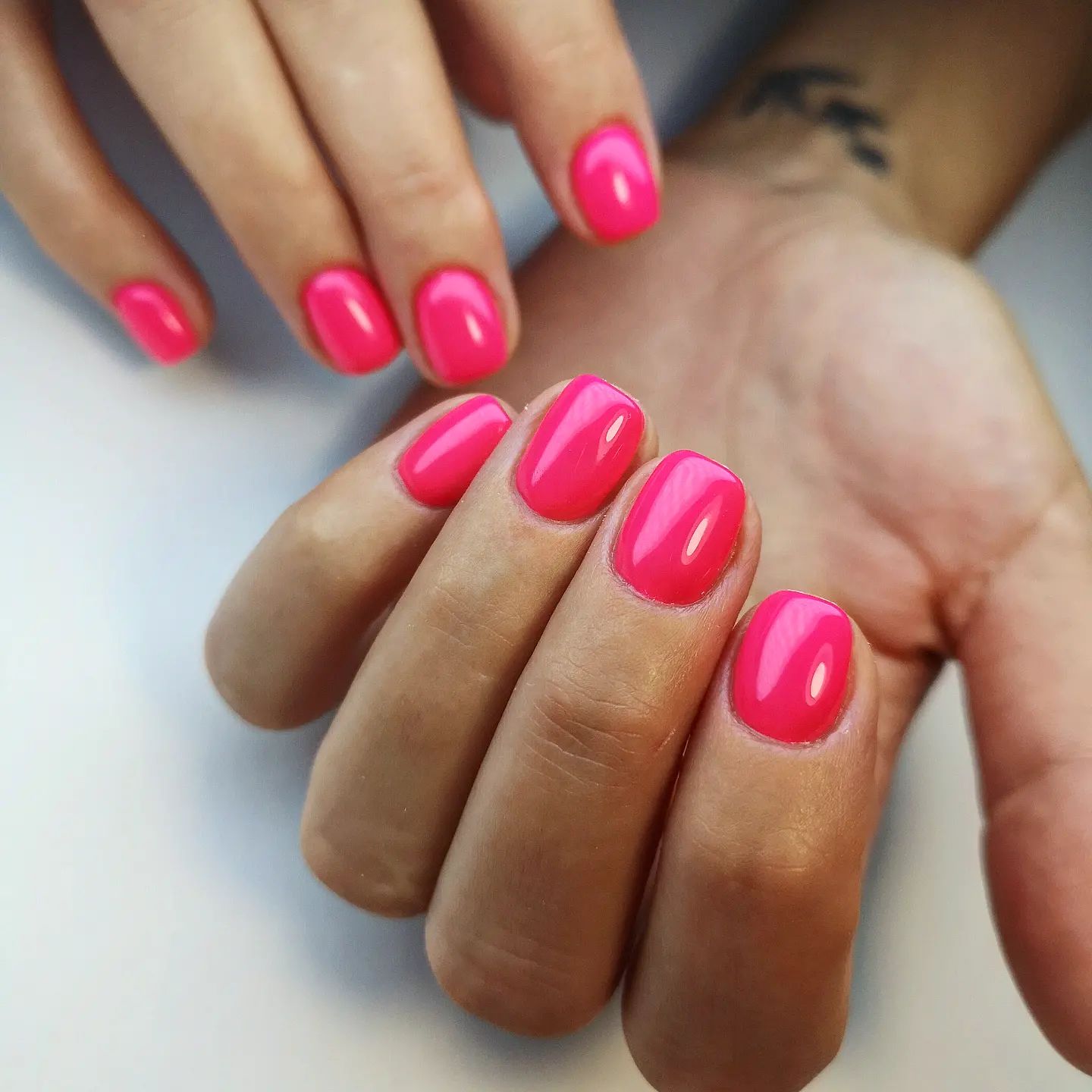 The fact that you have short nails doesn't mean that you can't look cool. By wearing a cute pink neon nails, you can achieve this.