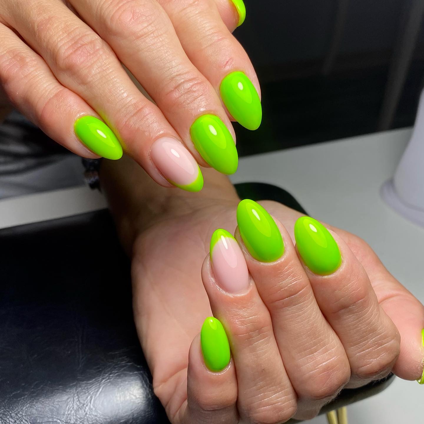 Who can resist to these light neon green nails? No one! It is super-shiny, bright and stunning. In short, it is an example for perfection.