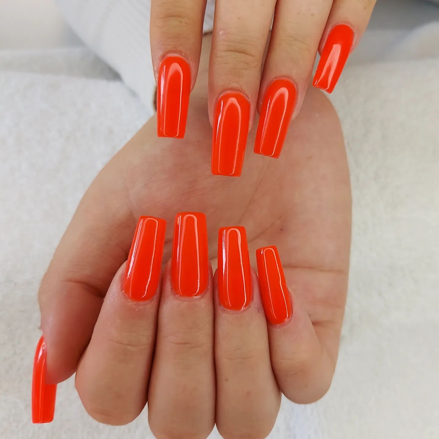 Let's imagine that you are at the beach and you have these amazing bright neon nails that are quite matching with sand.
